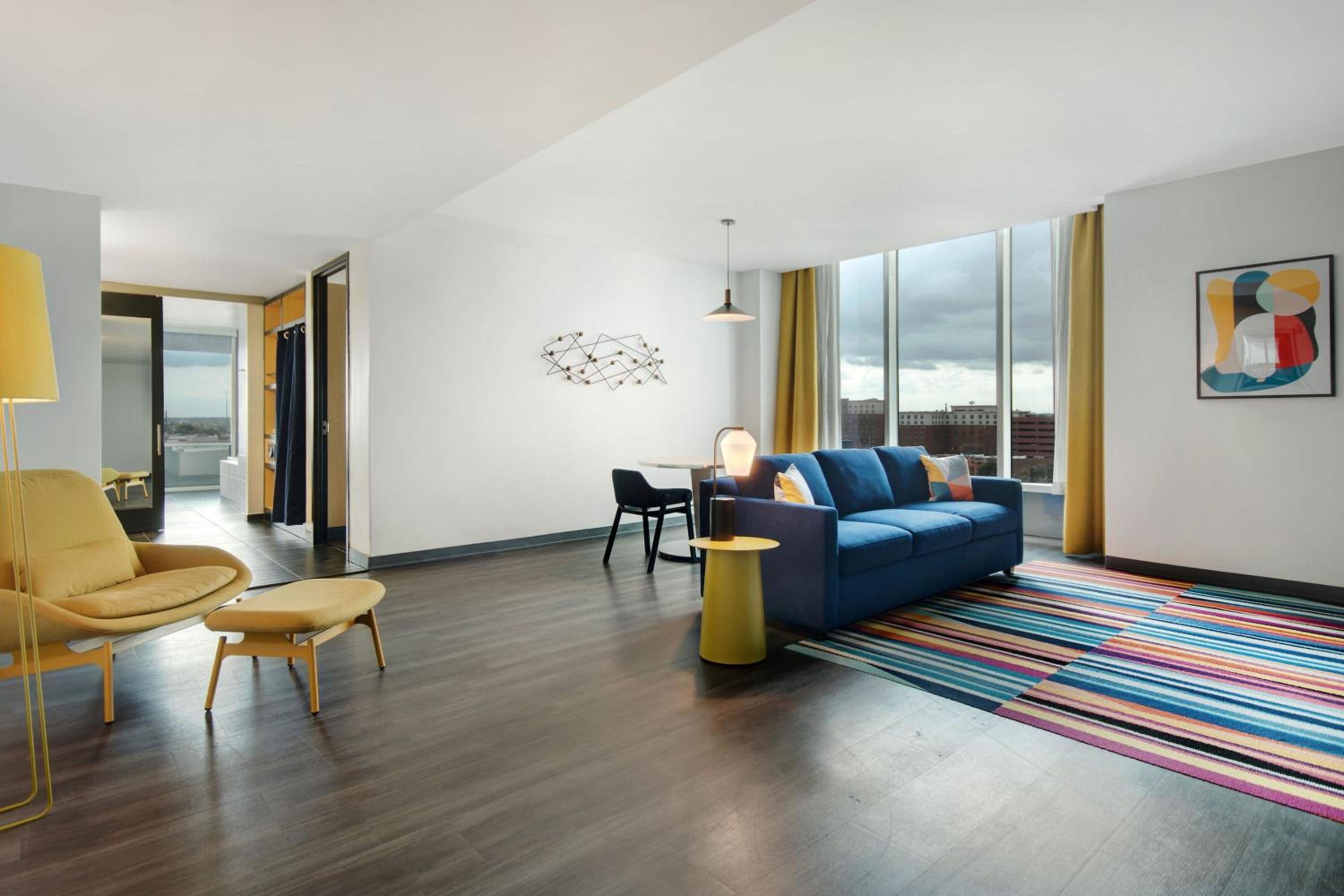 Junior Suite, 1 King, Sofa bed, Corner room