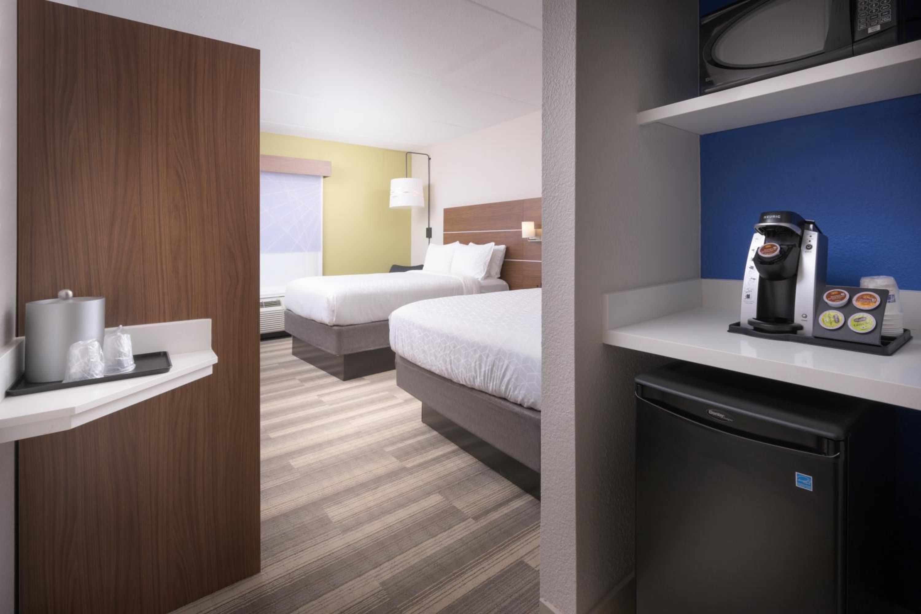 Standard Queen Room with Two Queen Beds and Tub - Mobility/Communications Accessible