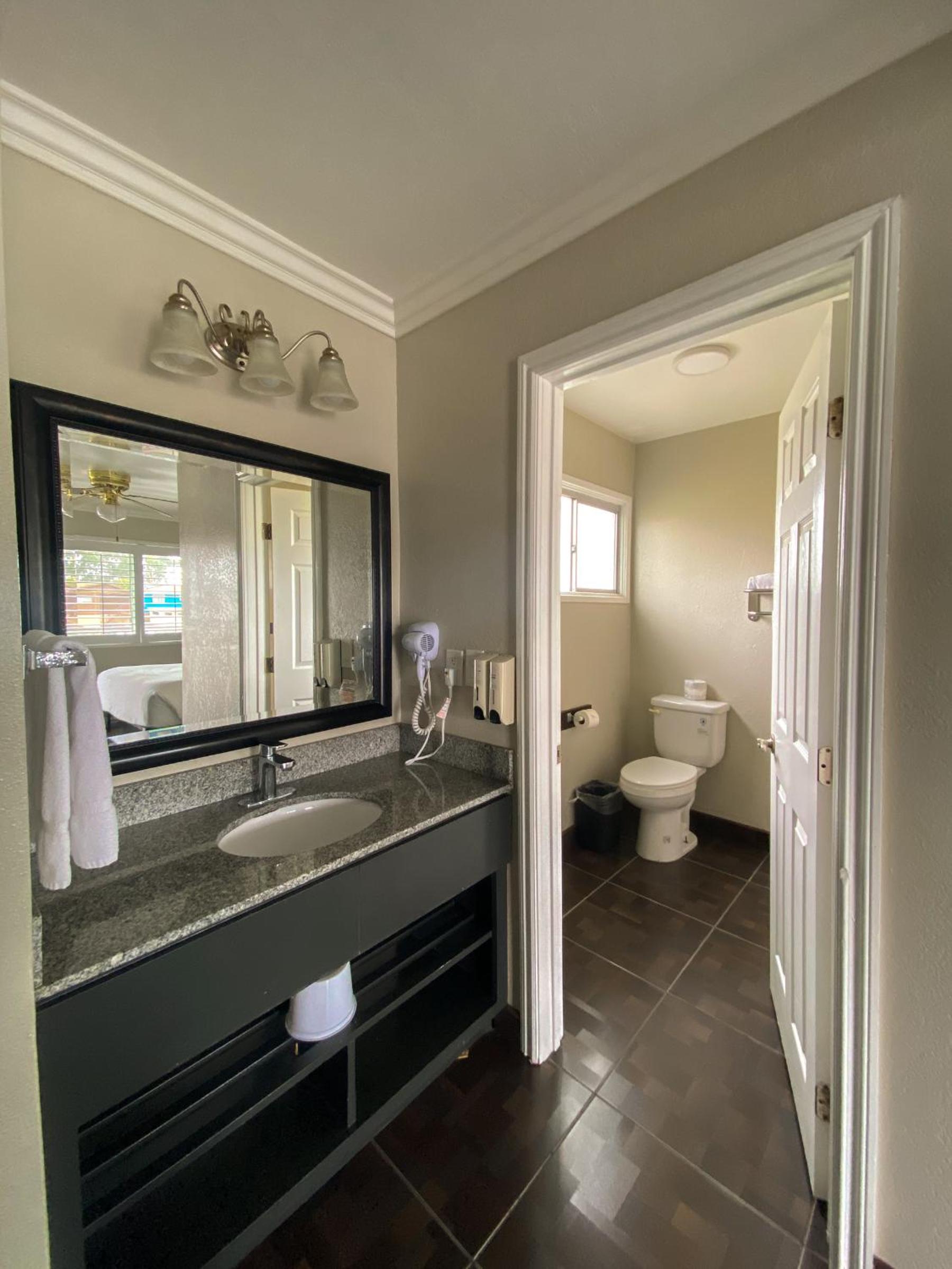 Queen Room - Non-Smoking