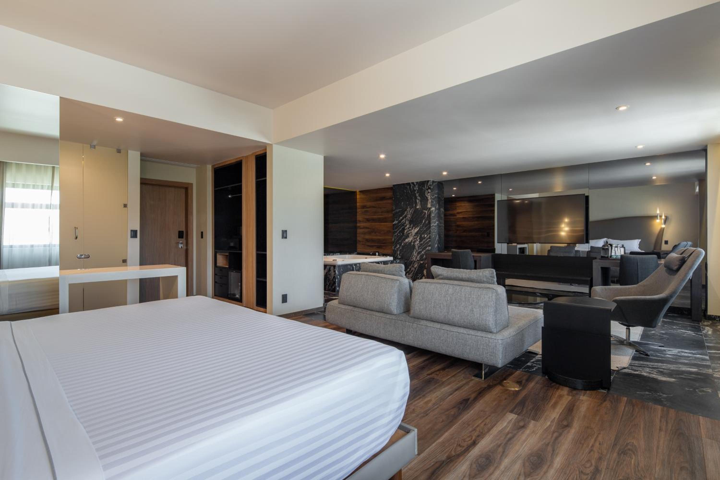Deluxe Suite with Spa Bath