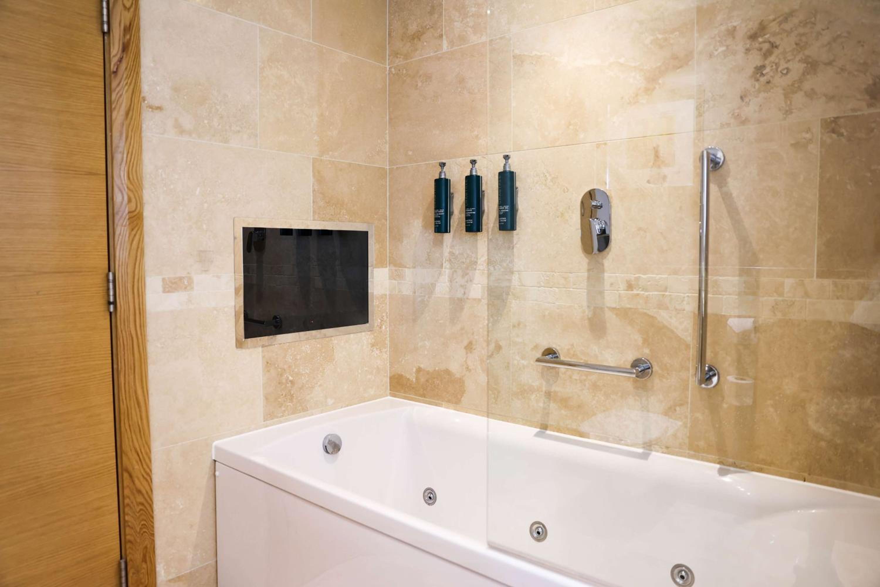 Apartment Suite with Kitchenette