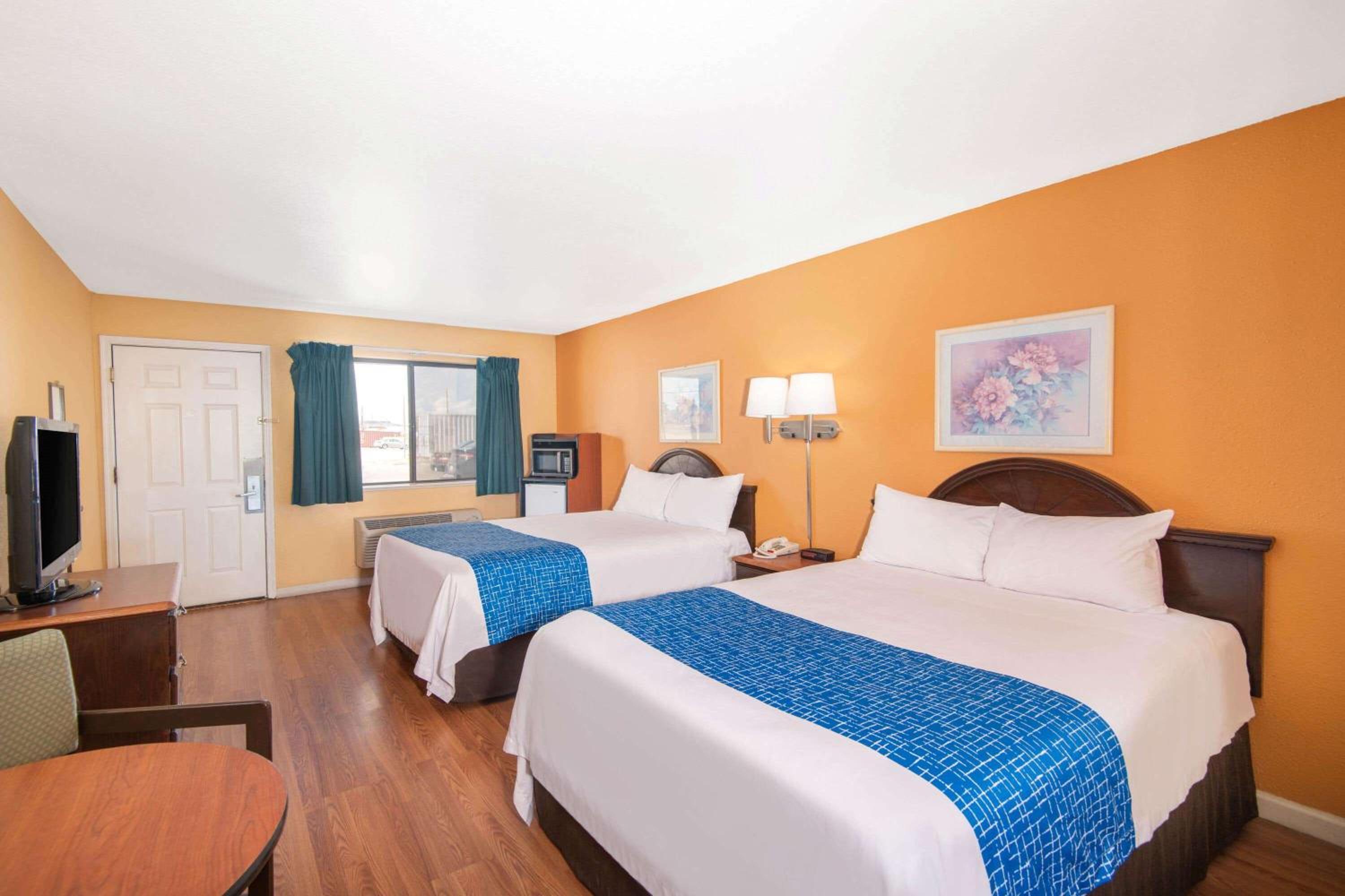 Queen Room With Two Queen Beds - Smoking