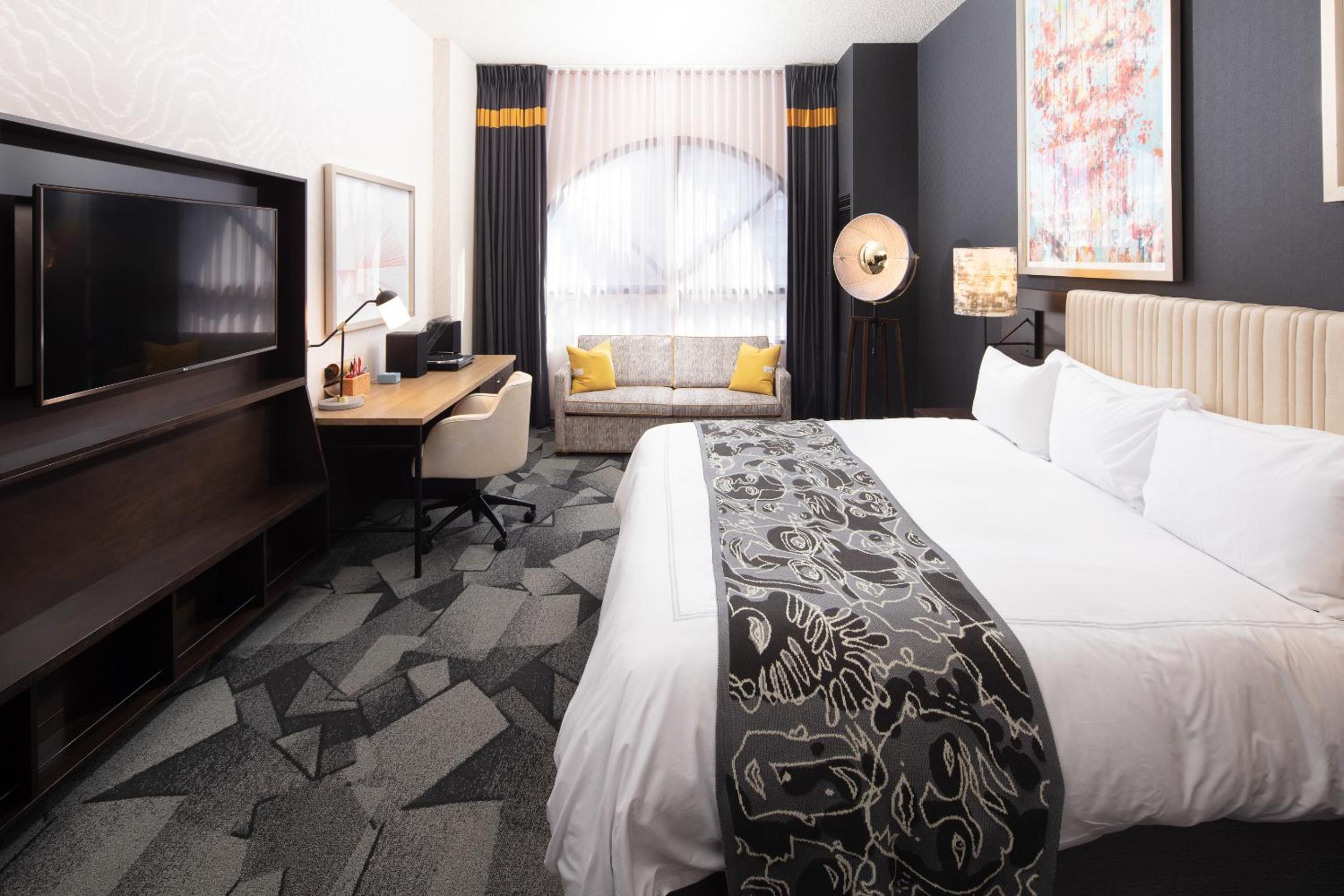 Deluxe King Accessible Bathtub