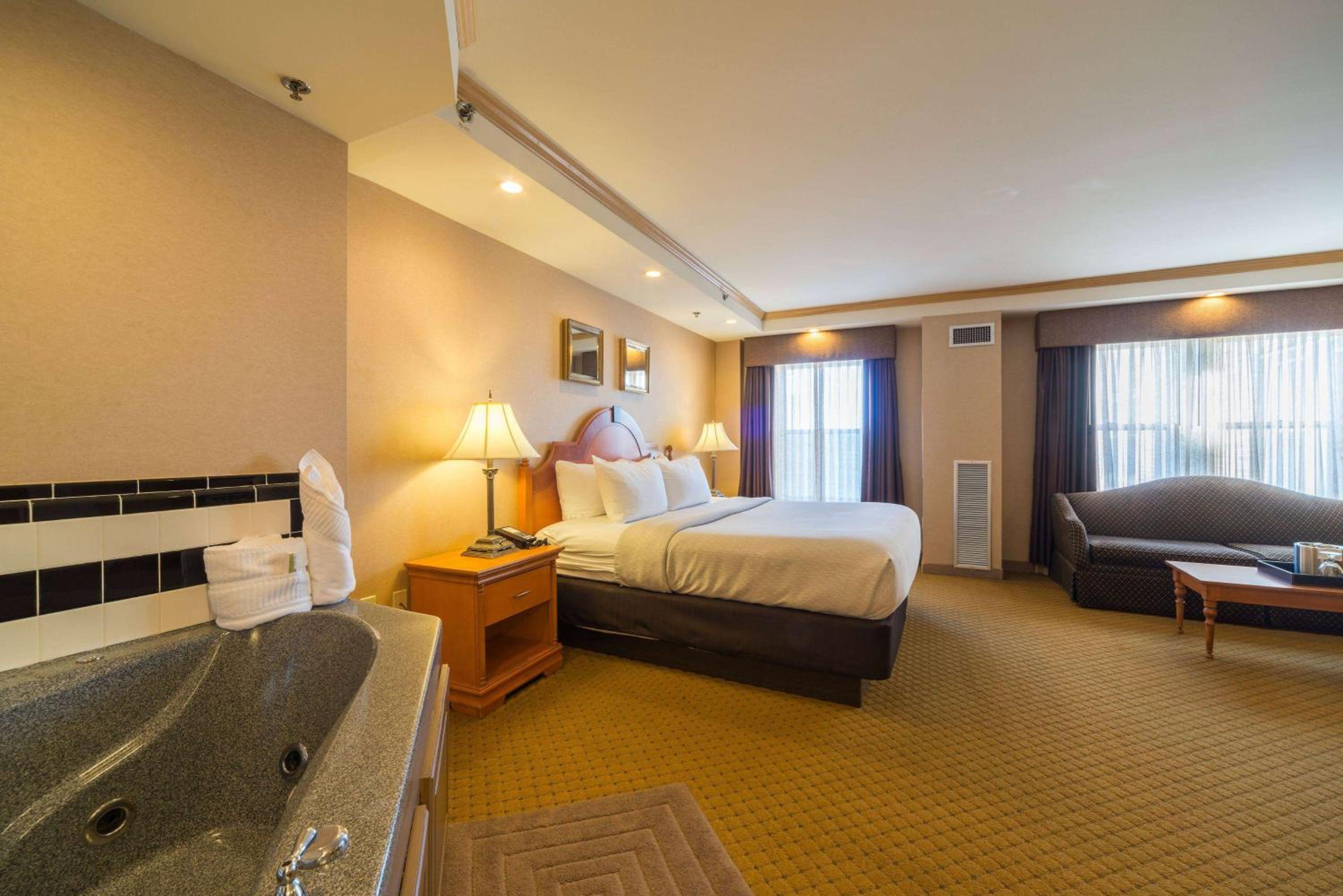 King Suite - Non-Smoking