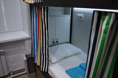 Кровать в общем 4-местном номере для мужчин и женщин