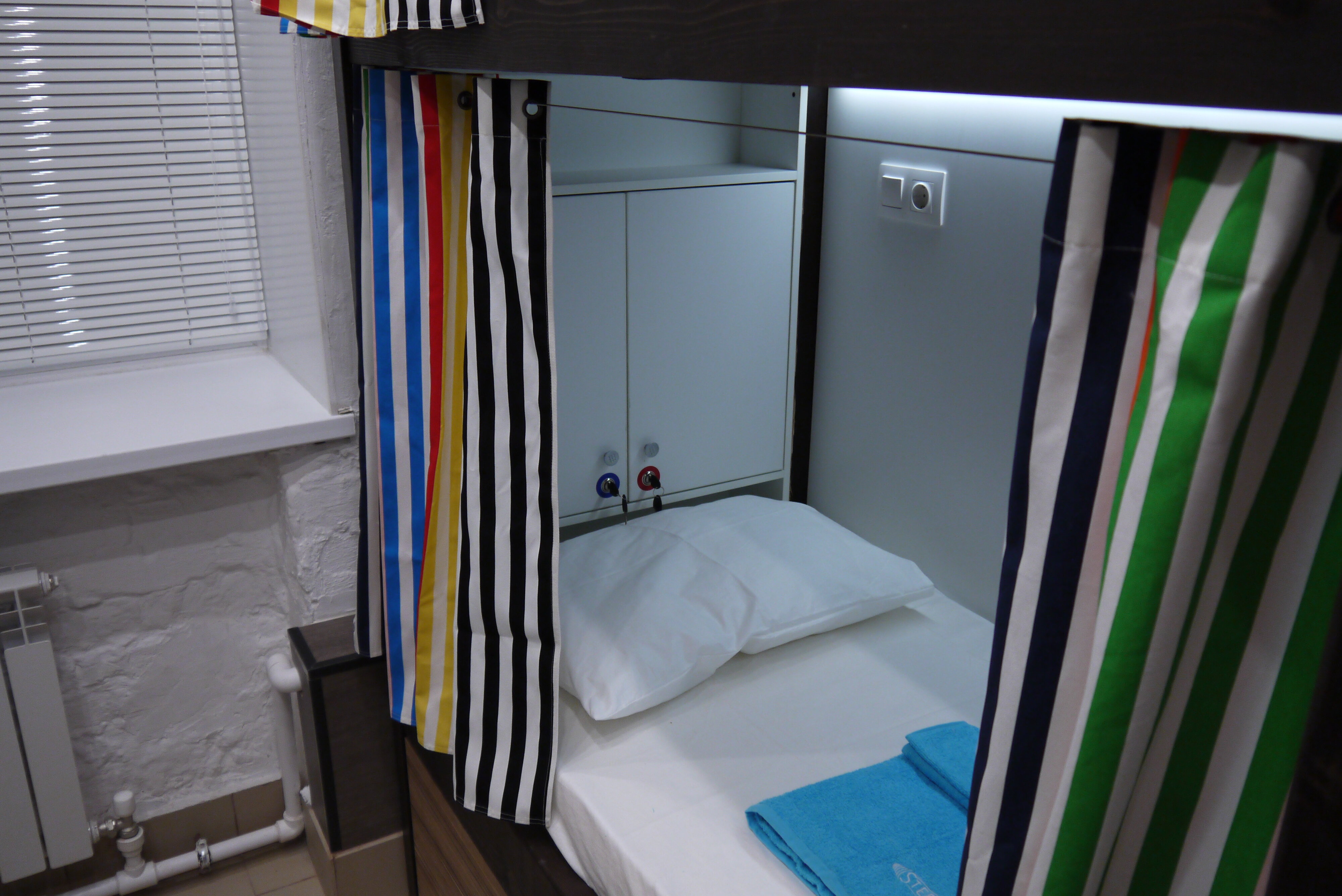 Кровать в общем 4-местном номере для мужчин и женщин