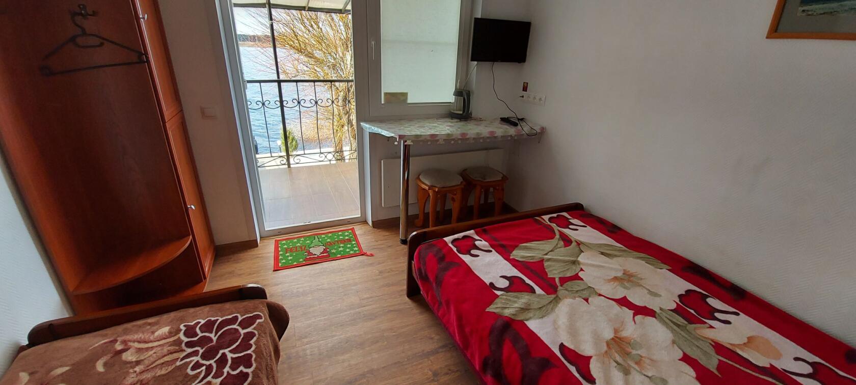 Двухместный небольшой номер с видом на Озеро. двуспальная кровать + односпальная