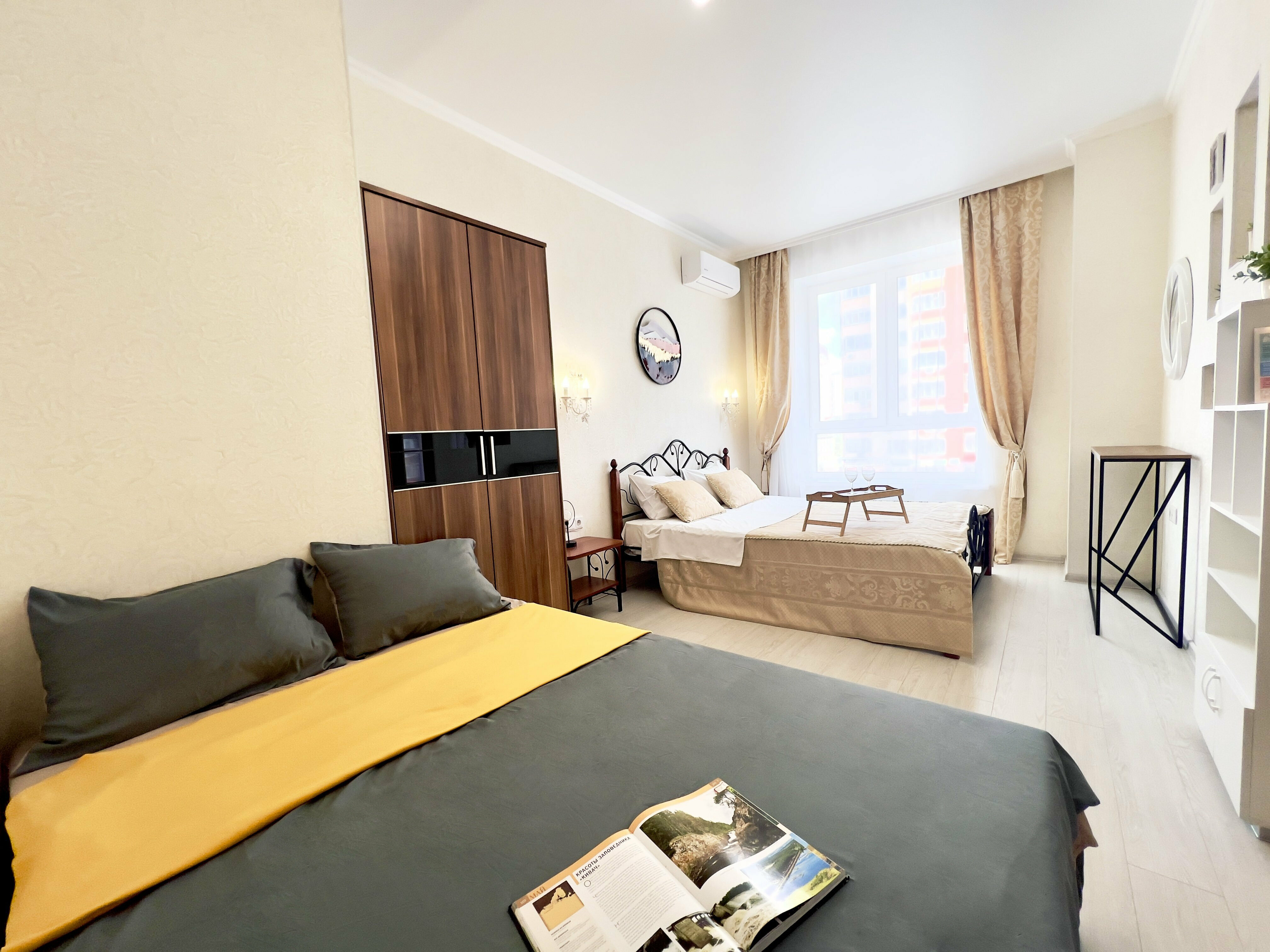 с кухней-гостиной и балконом