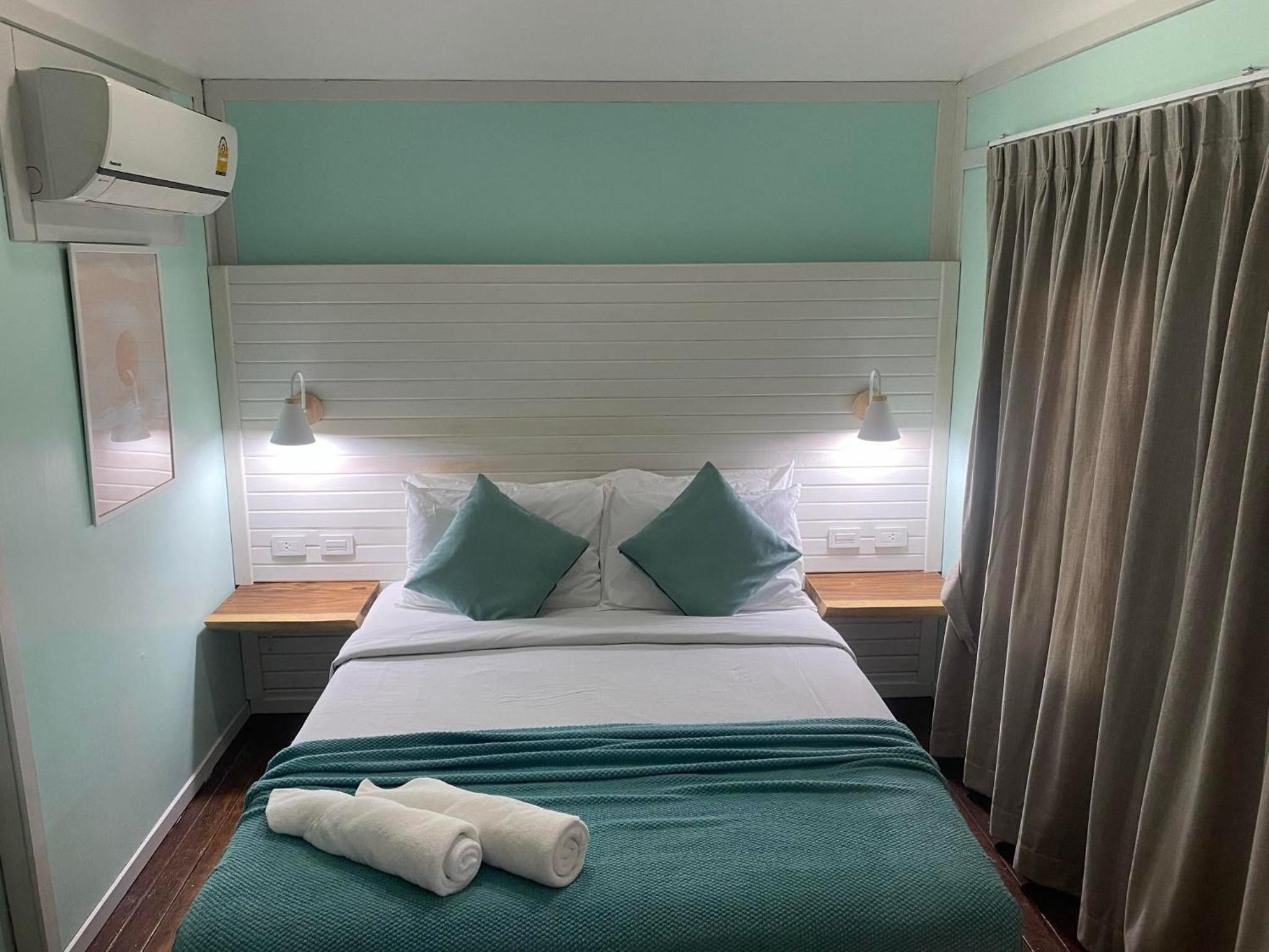 Wooden Bungalow with Beach Access 