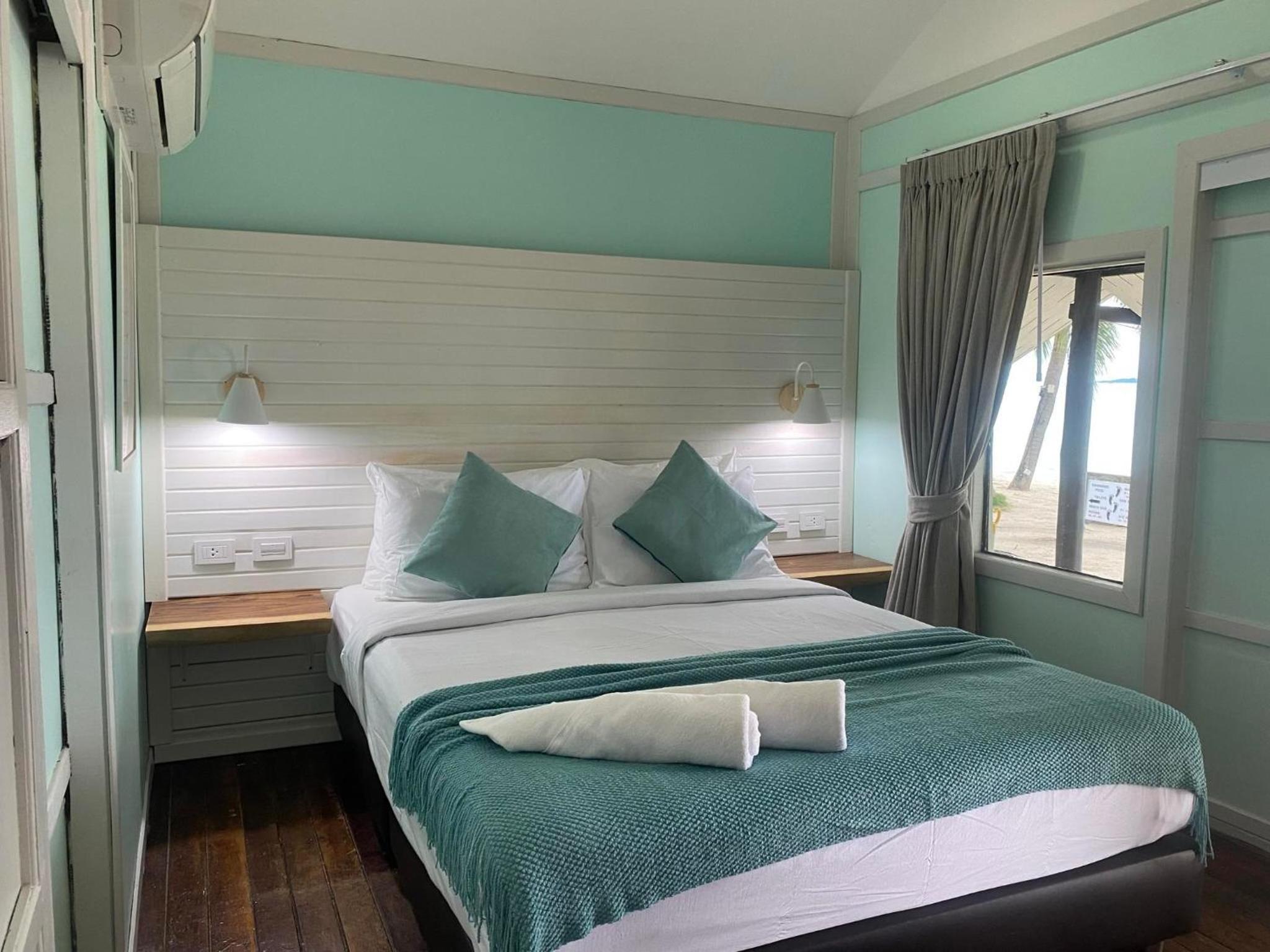 Wooden Bungalow with Beach Access 