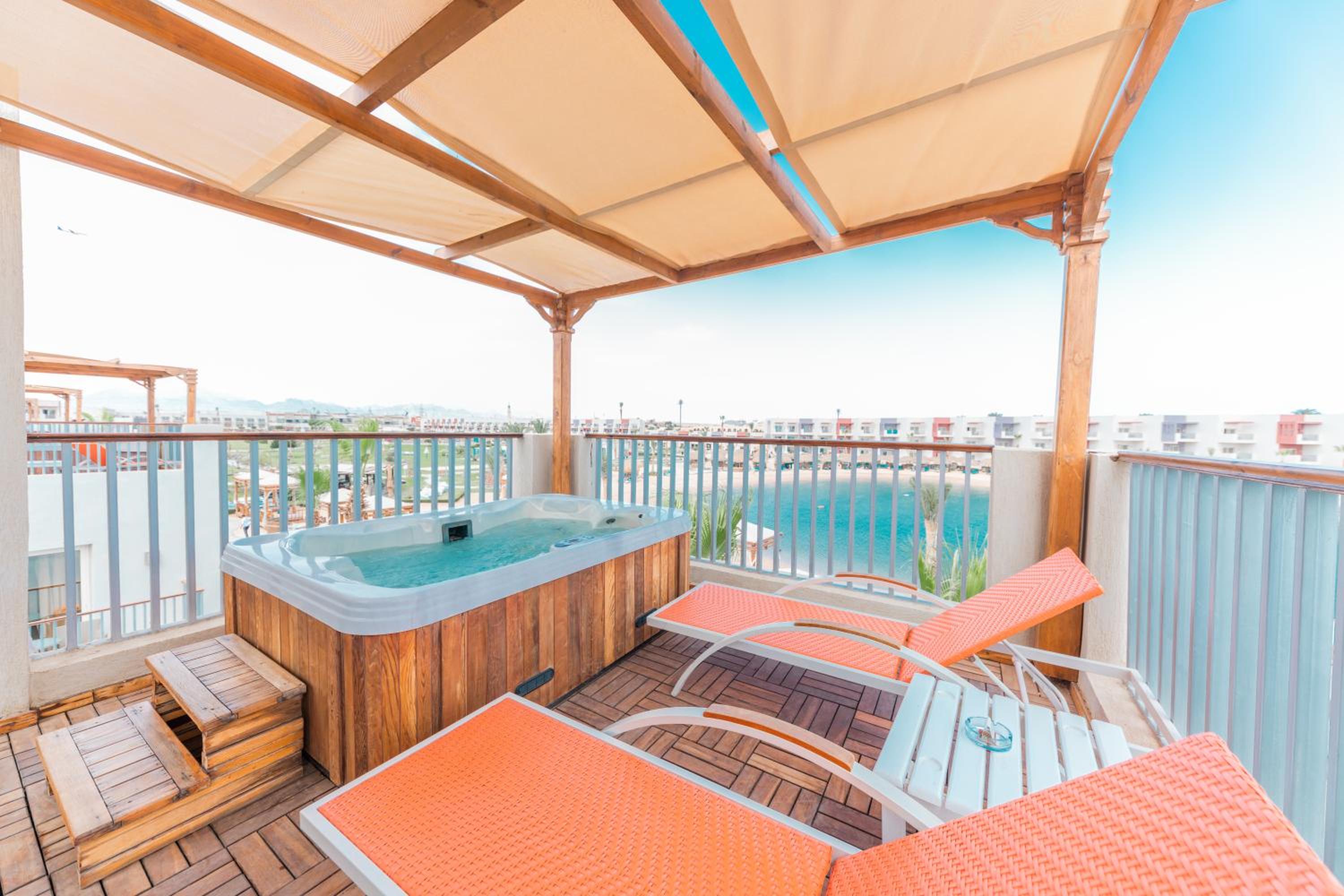  Jacuzzi Suite - Posh Club