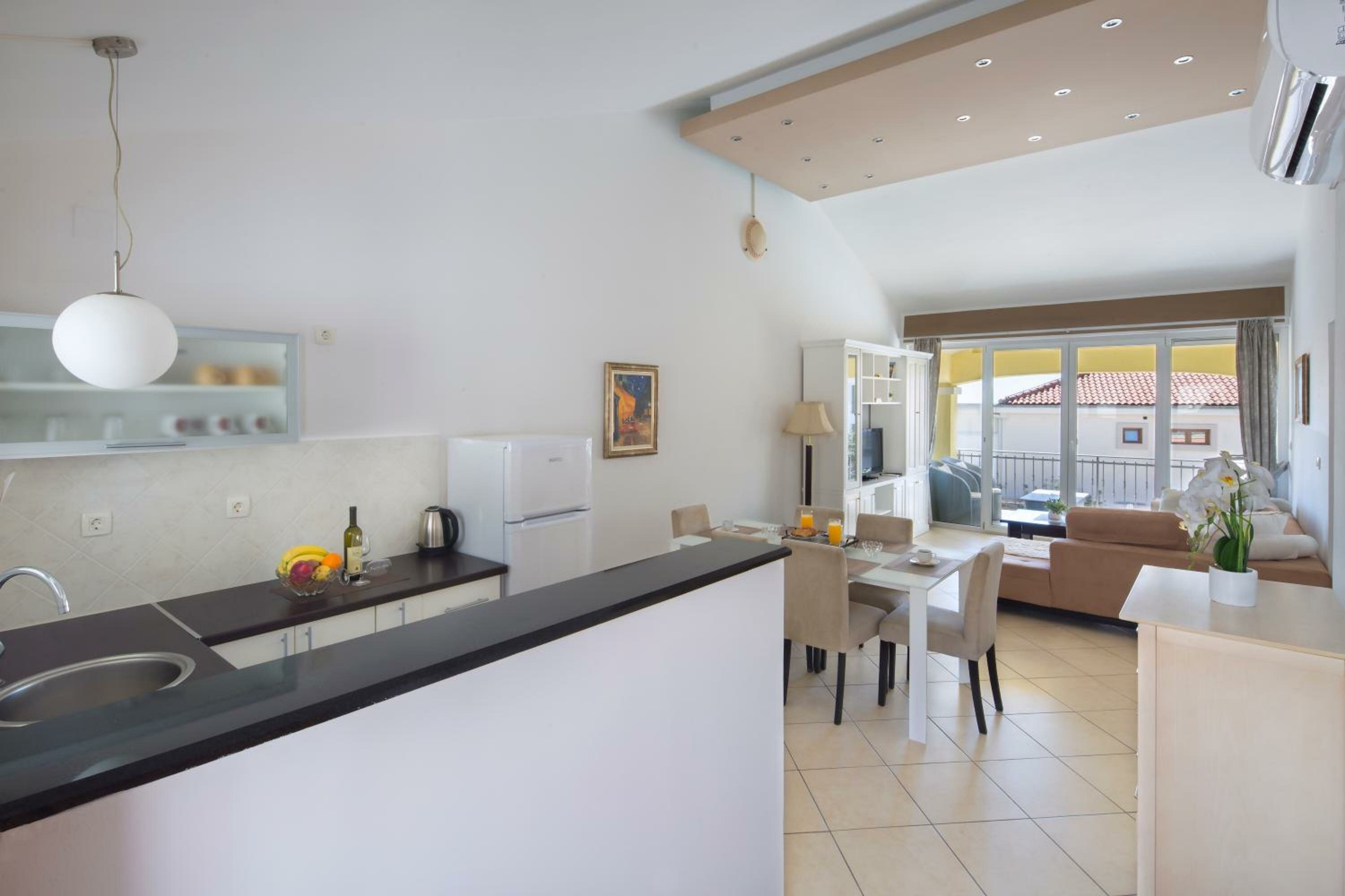 Apartment with Pool View 