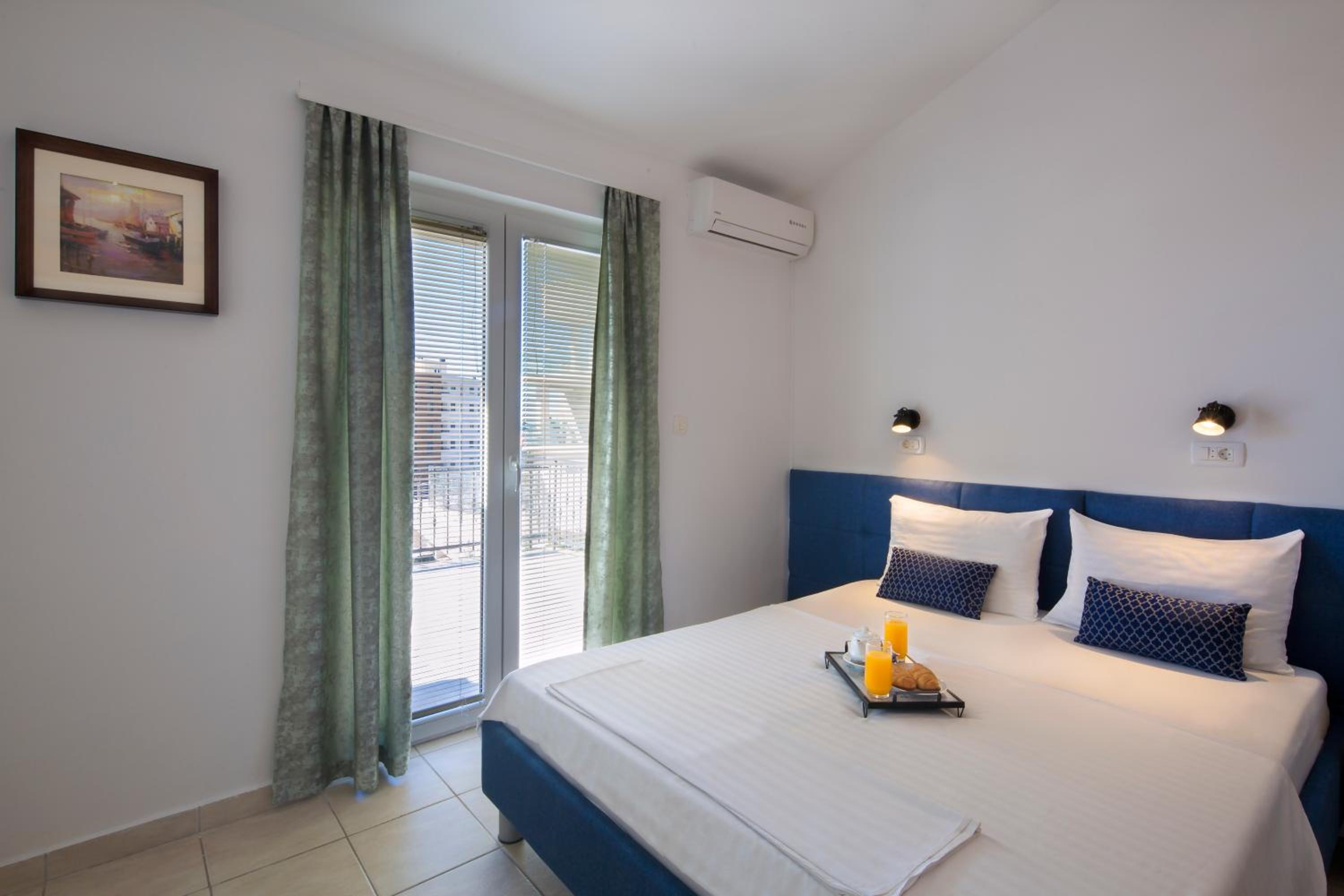 Apartment with Pool View 