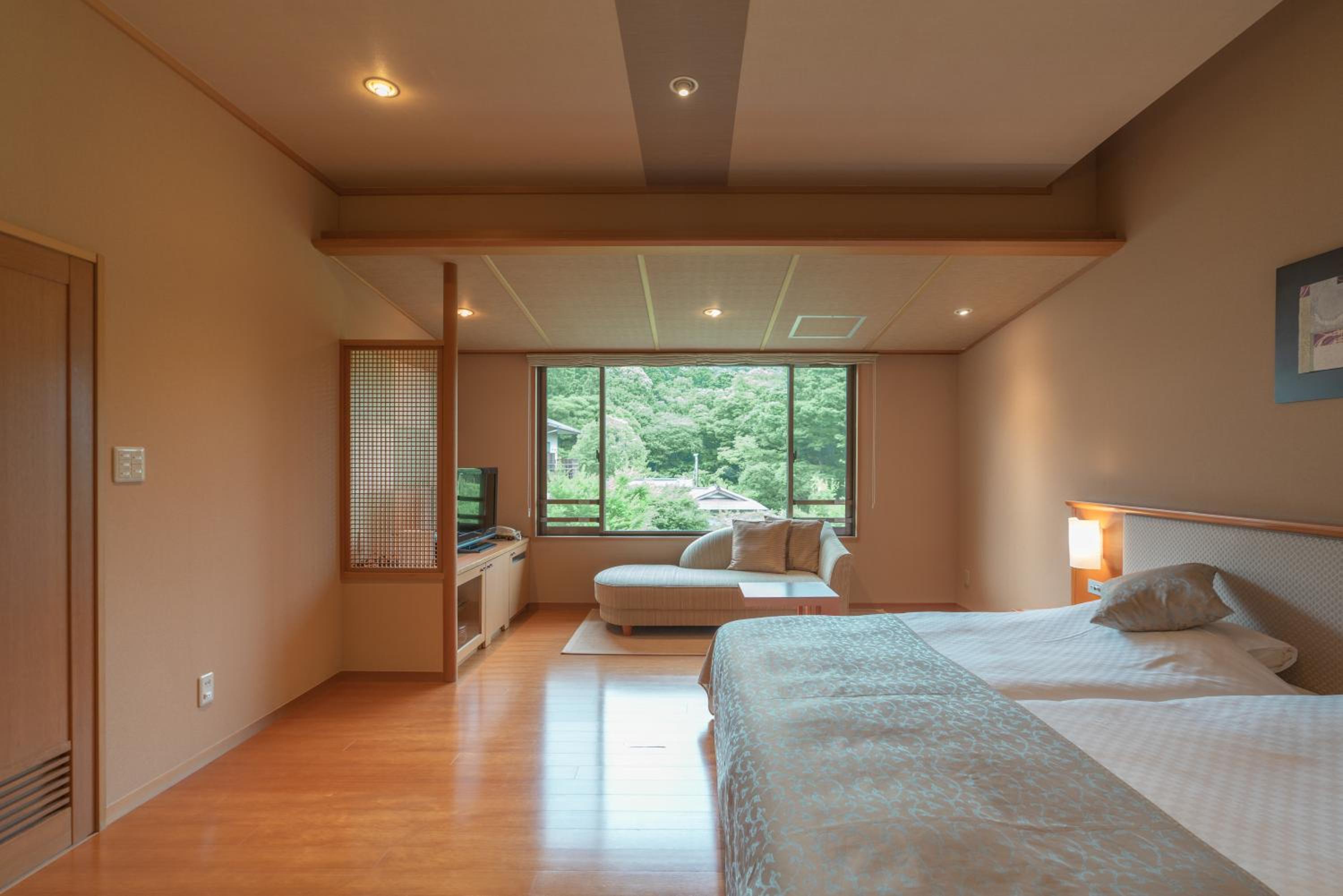 Room with Tatami Area with Semi Open-Air Bath - Garden view