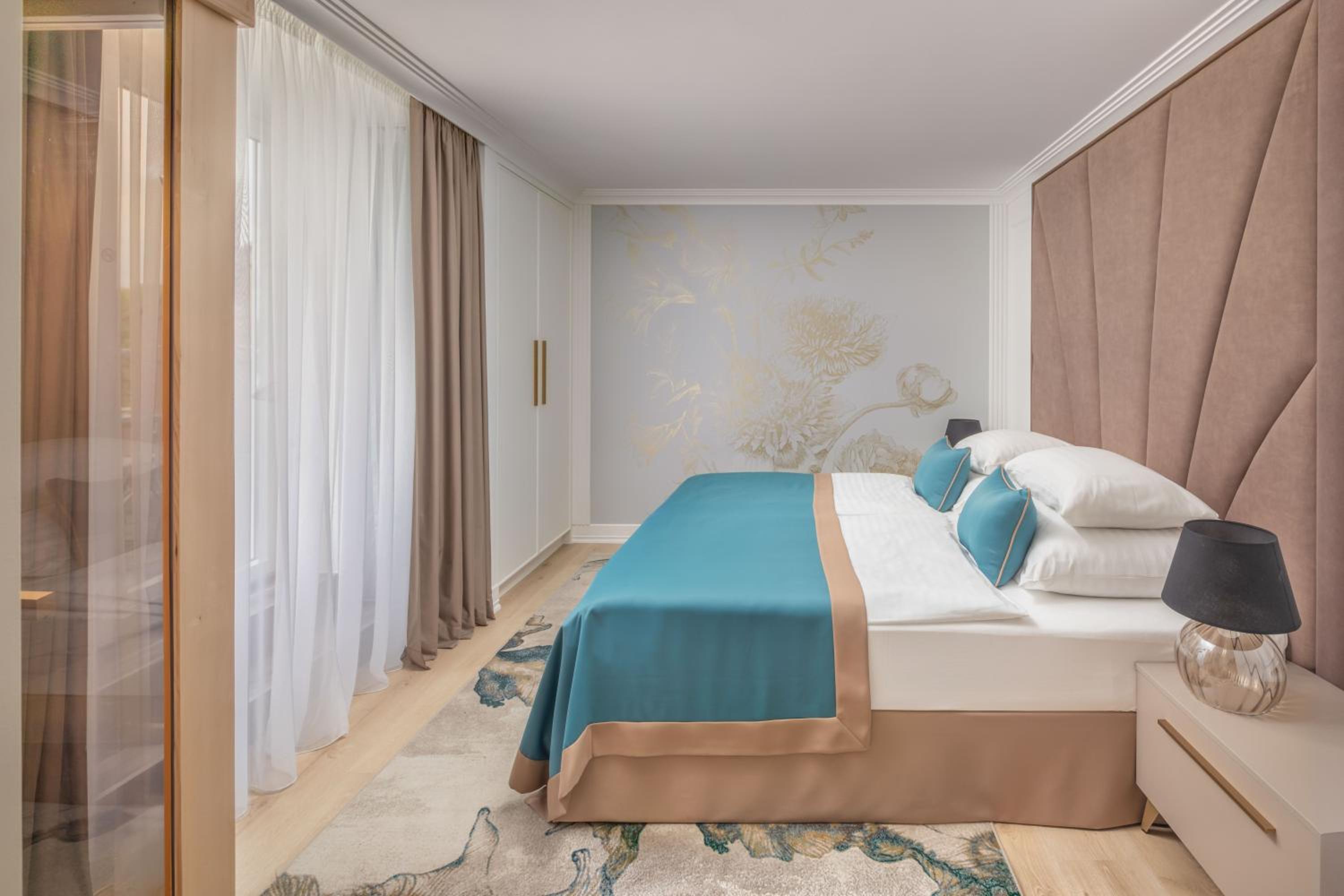 Deluxe Suite with Spa Bath