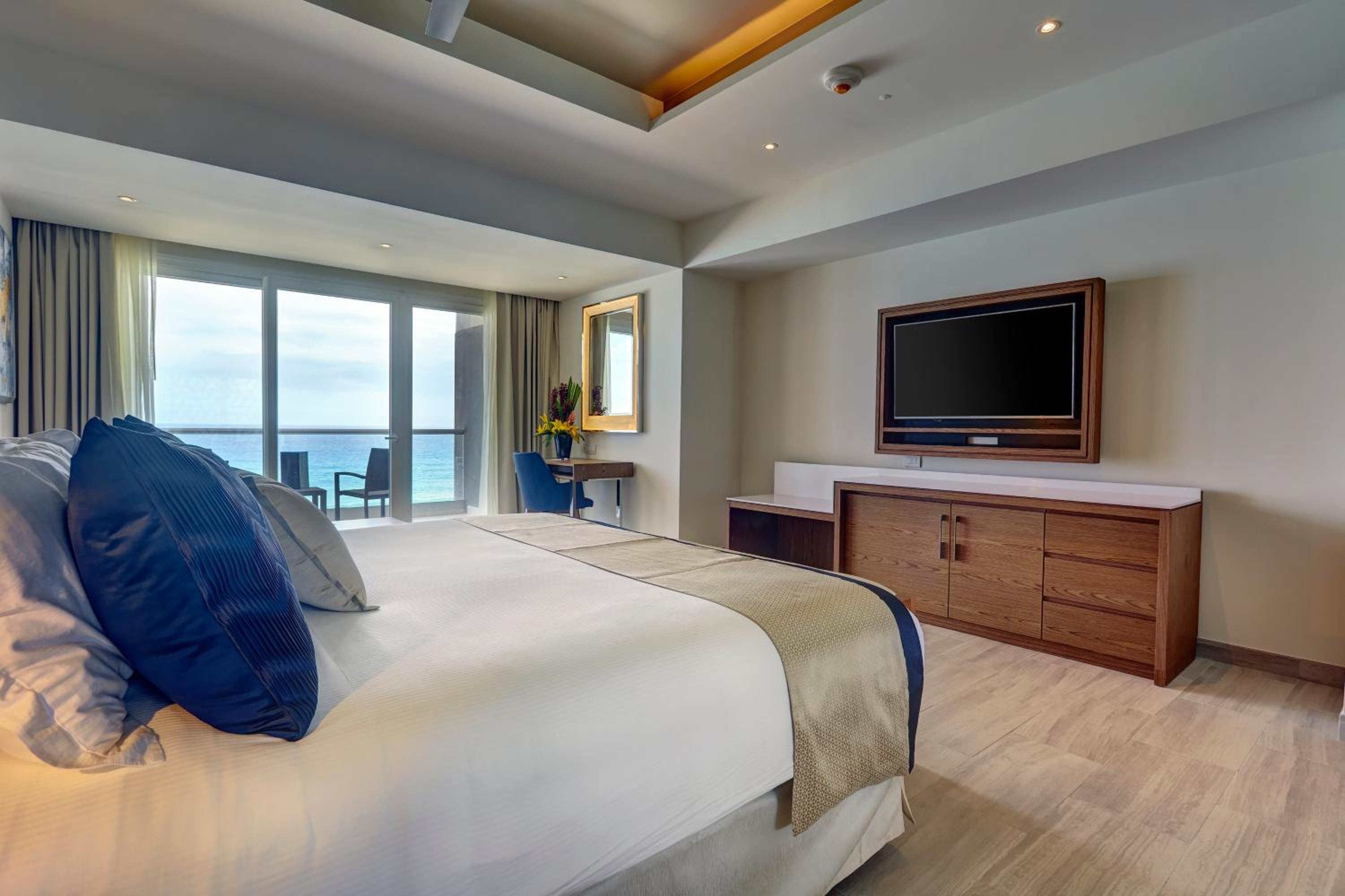 Luxury Junior Suite Ocean Front Diamond Club 