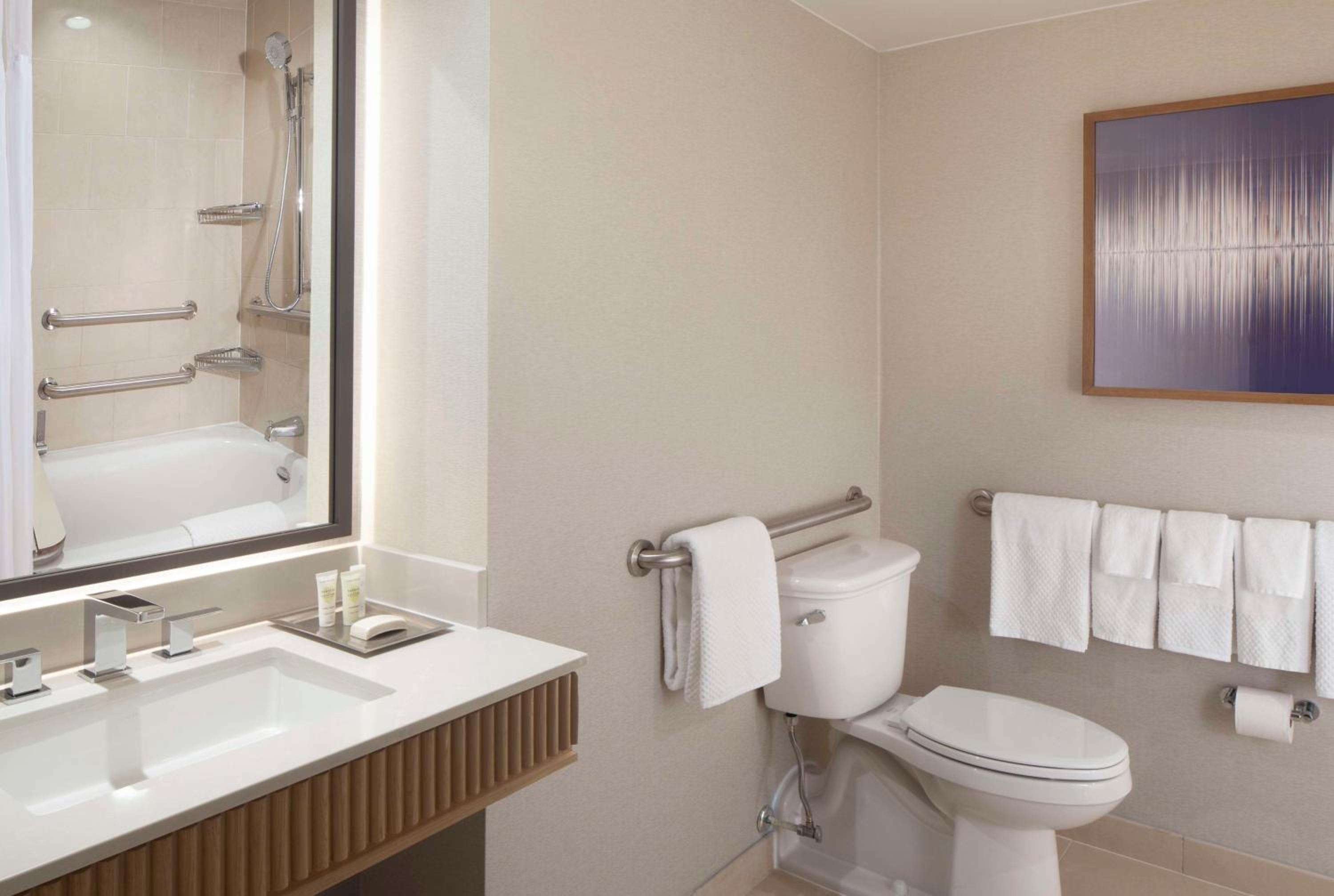 Tower King Room with Bath Tub - Mobility Accessible