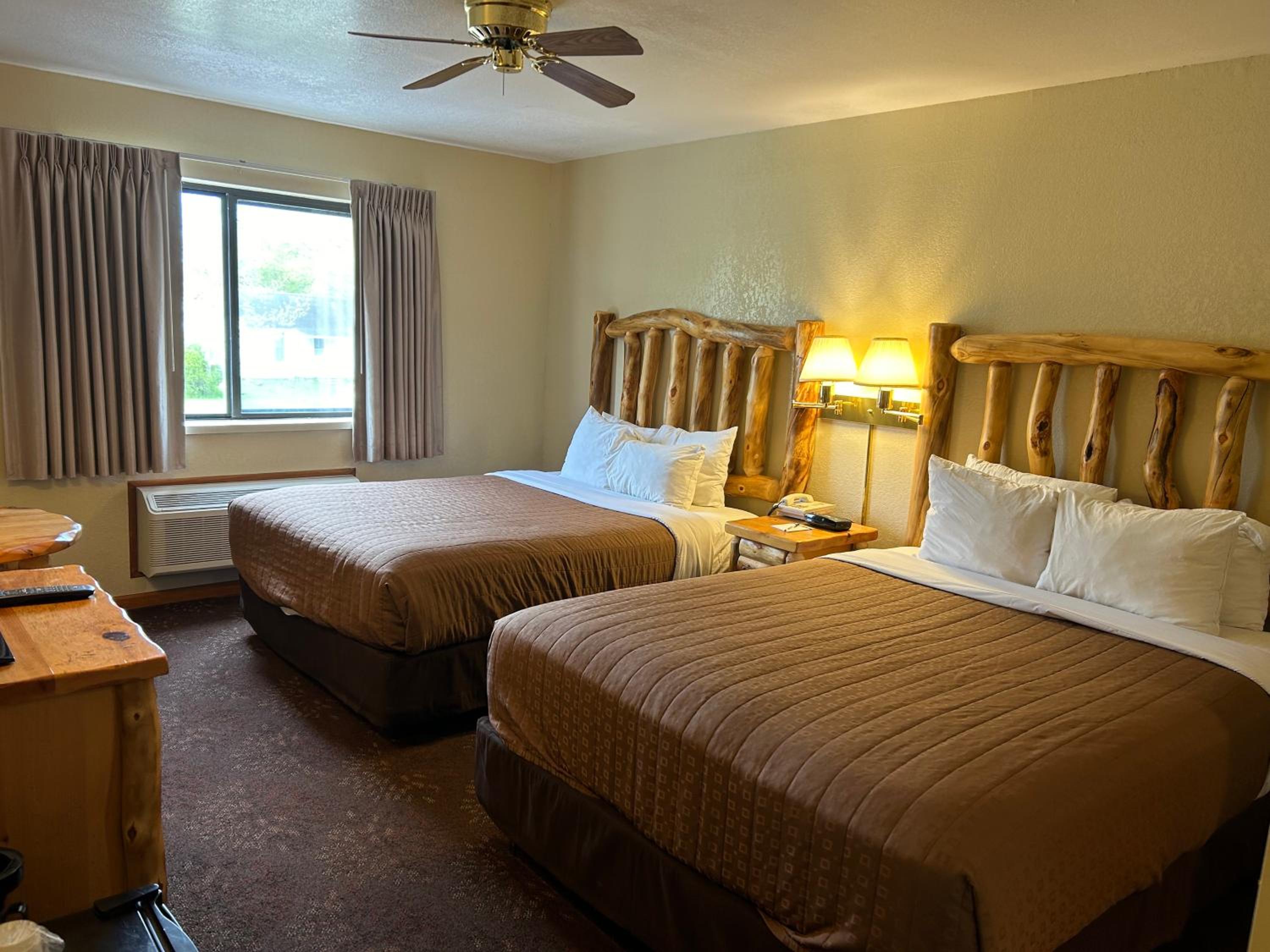Traditional Queen Room with Two Queen Beds - Non-Smoking