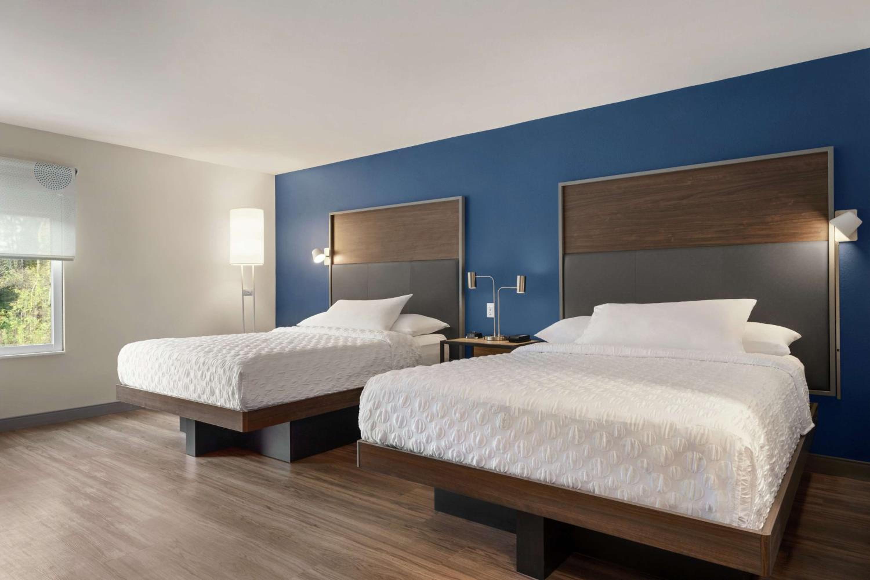 Queen Room with Two Queen Beds and Bath Tub - Mobility Accessible