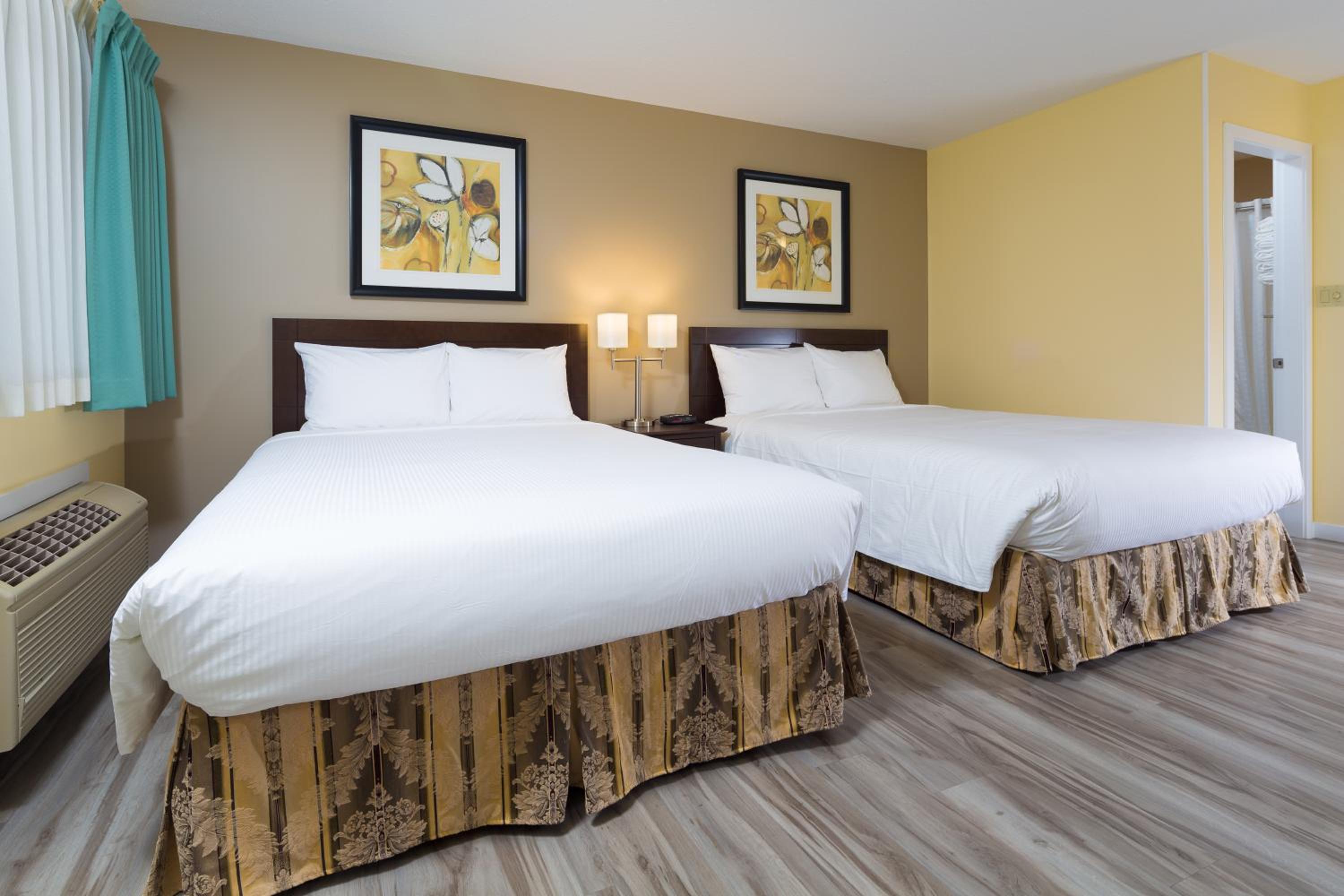 Large Queen Room with Two Queen Beds Kitchenette