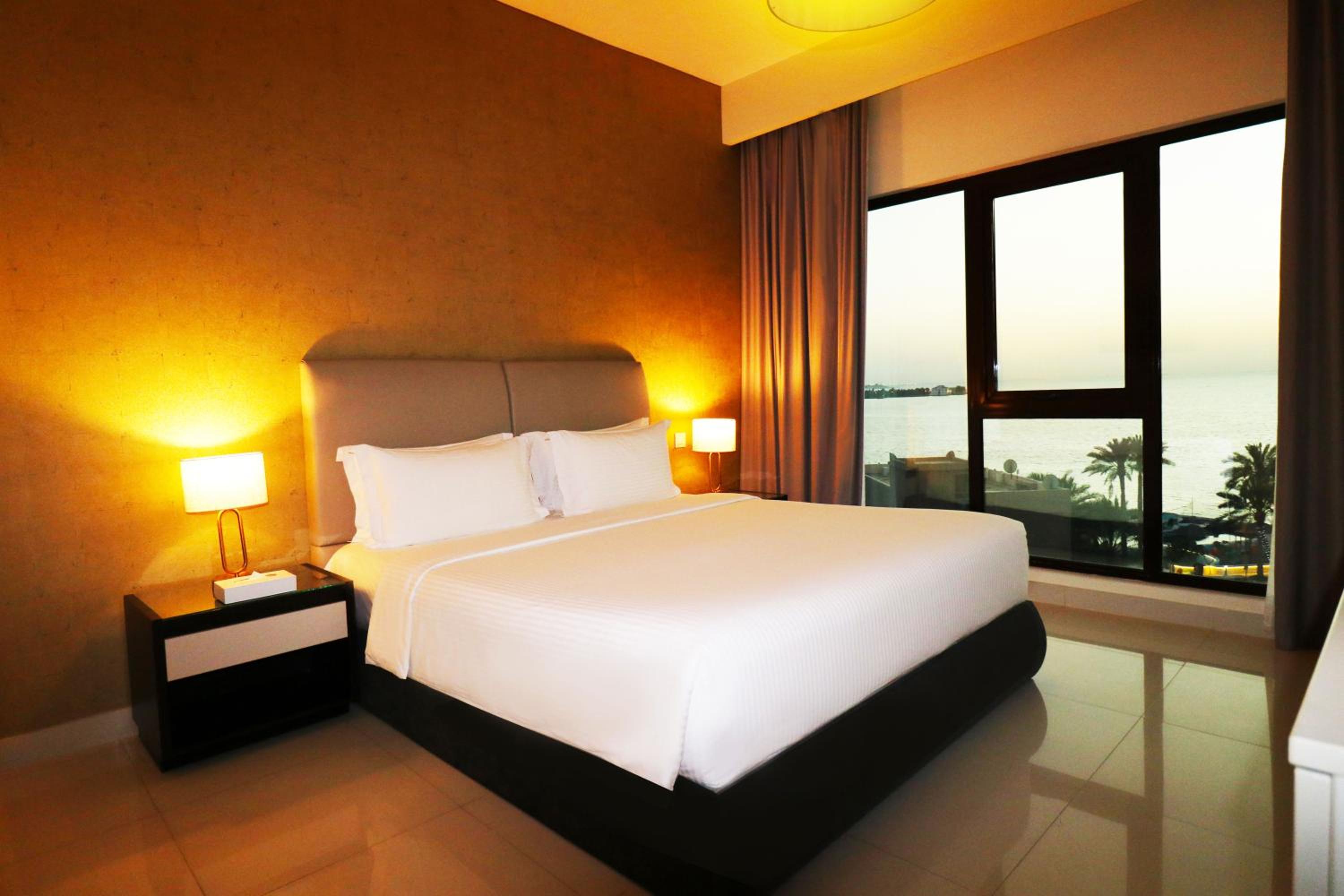 Three-Bedroom Apartment Sea and Pool View