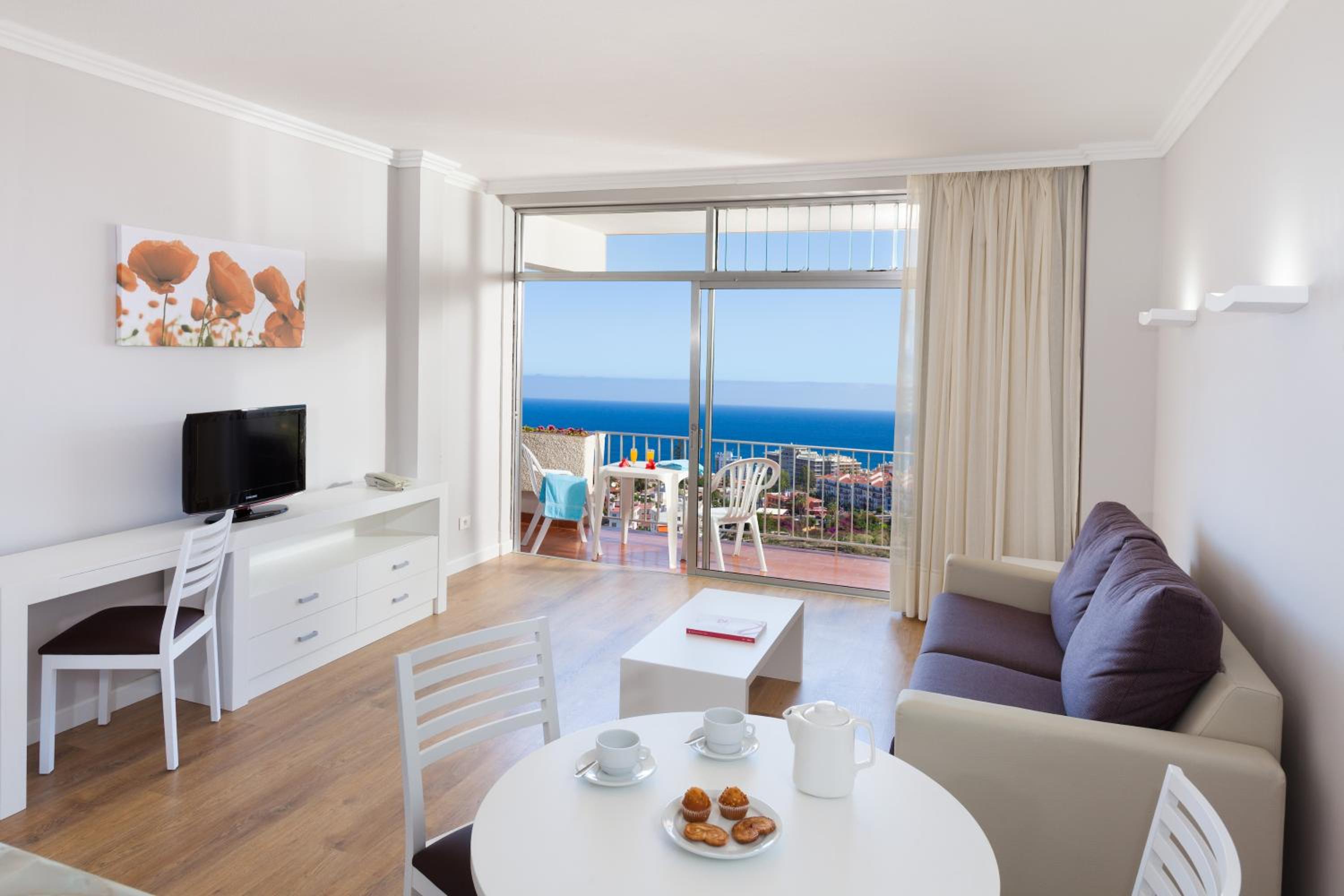Family Room (3 Adults + 3 Children)