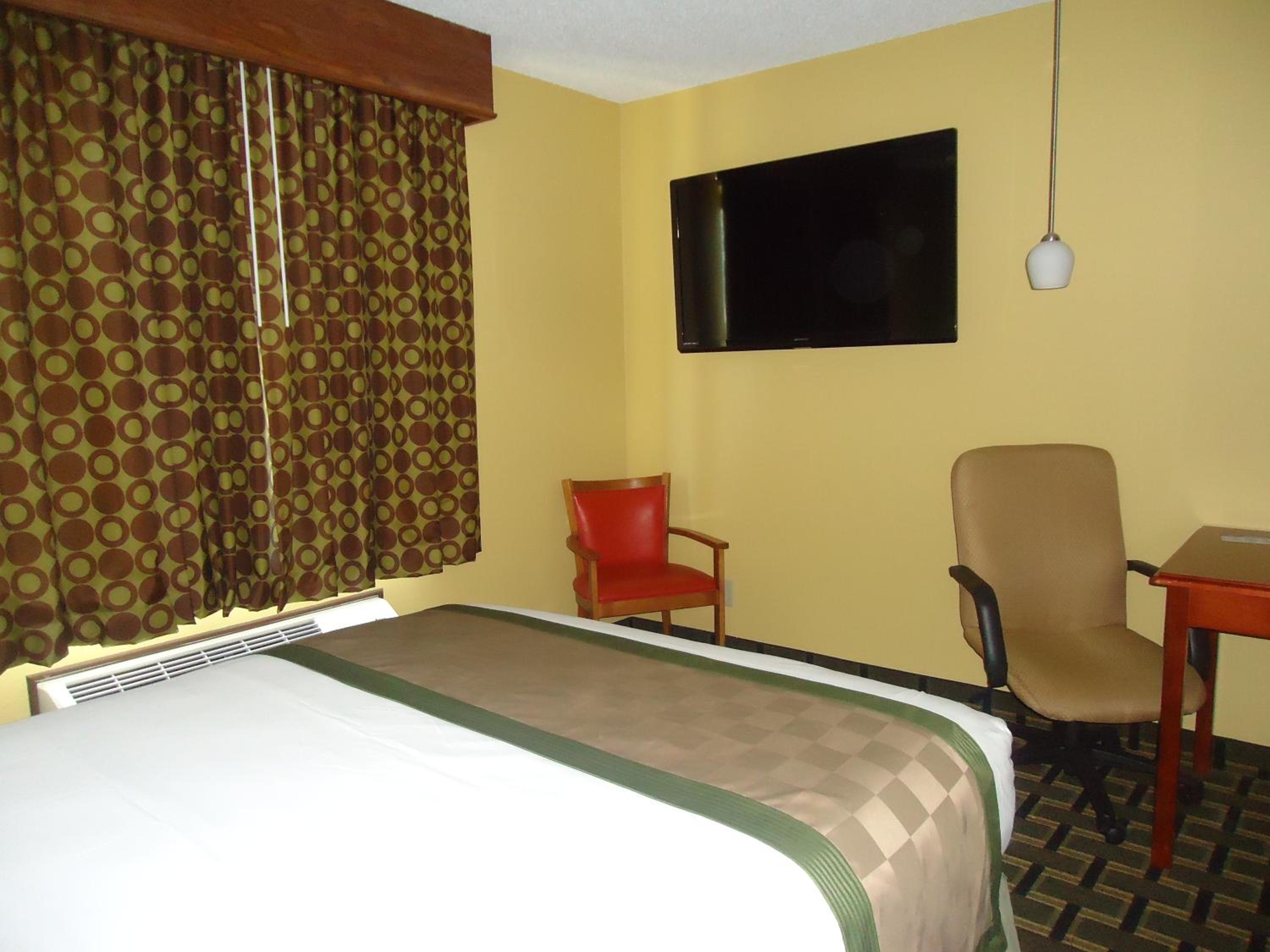 Deluxe Queen Suite - Non-Smoking