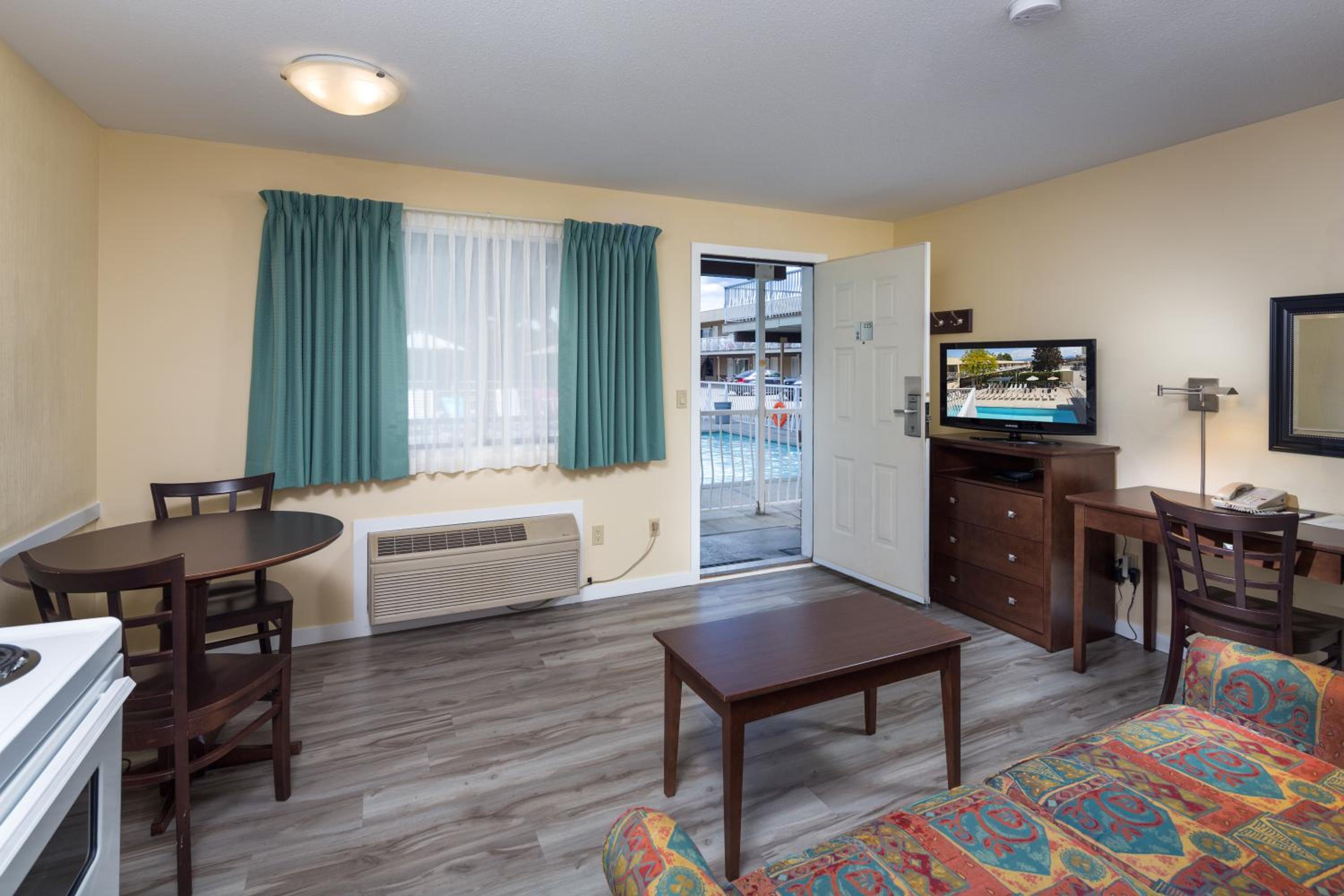 One-Bedroom Suite with Kitchen