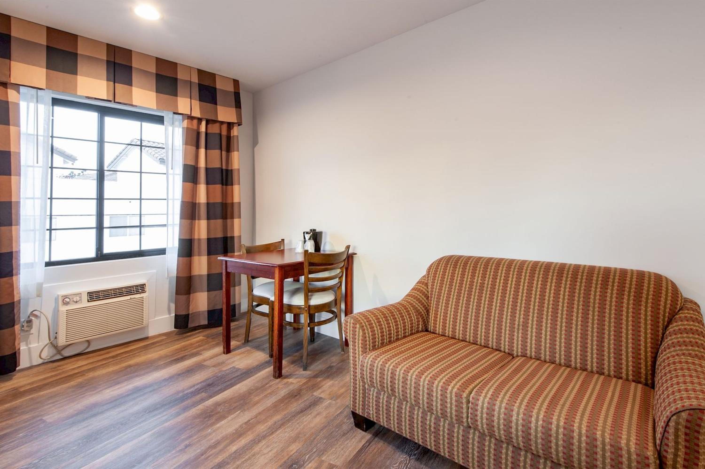 Deluxe King Suite - Non-Smoking