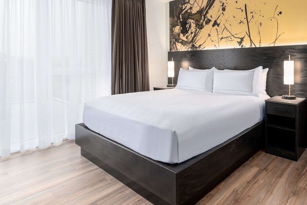 Room, 1 King Bed, Accessible (Mobility/Hearing, Roll In Shower)