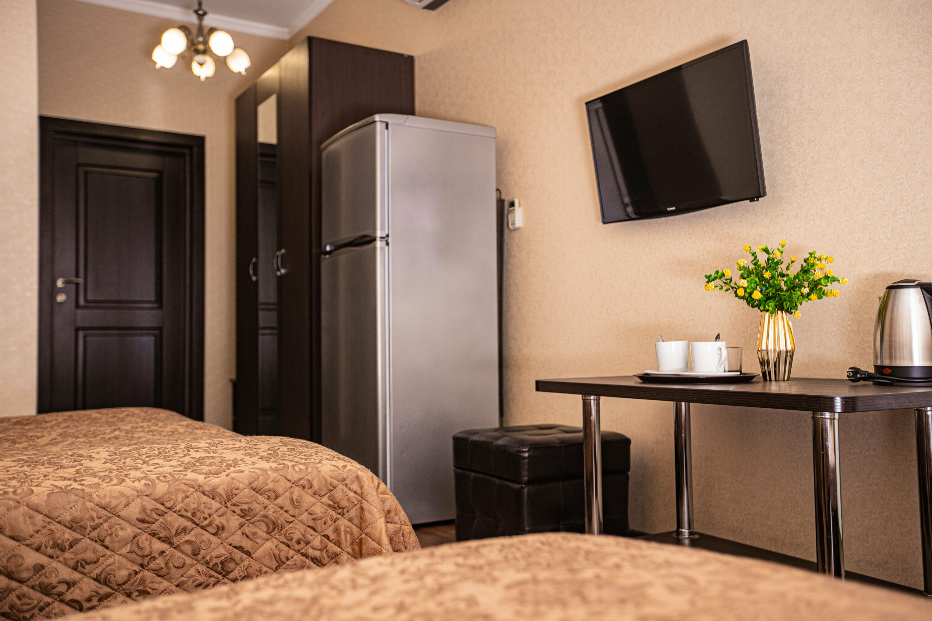 Четырёхместный с одной двуспальной и одной односпальной кроватями( экскурсия в подарок)