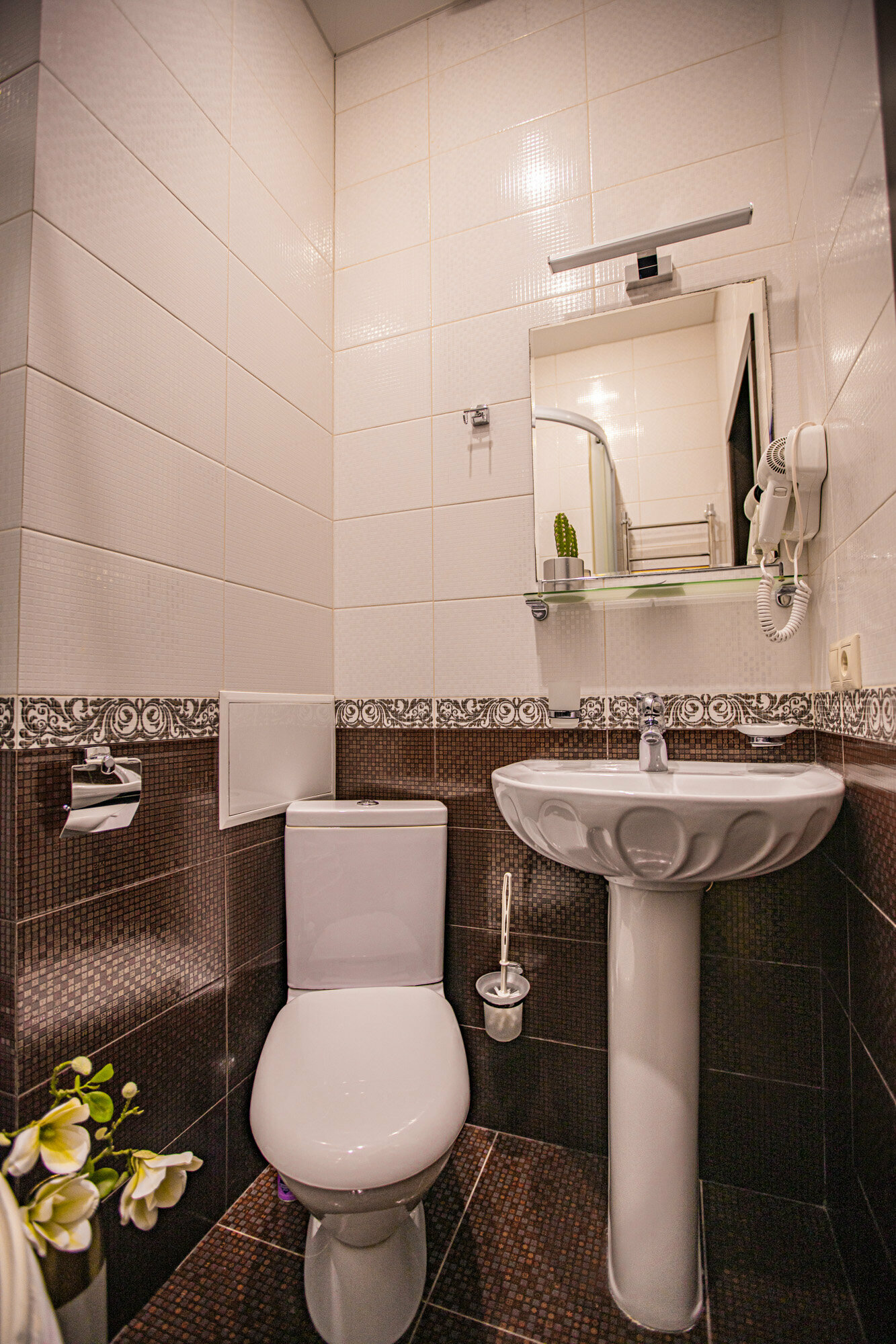 Четырёхместный с одной двуспальной и одной односпальной кроватями( экскурсия в подарок)