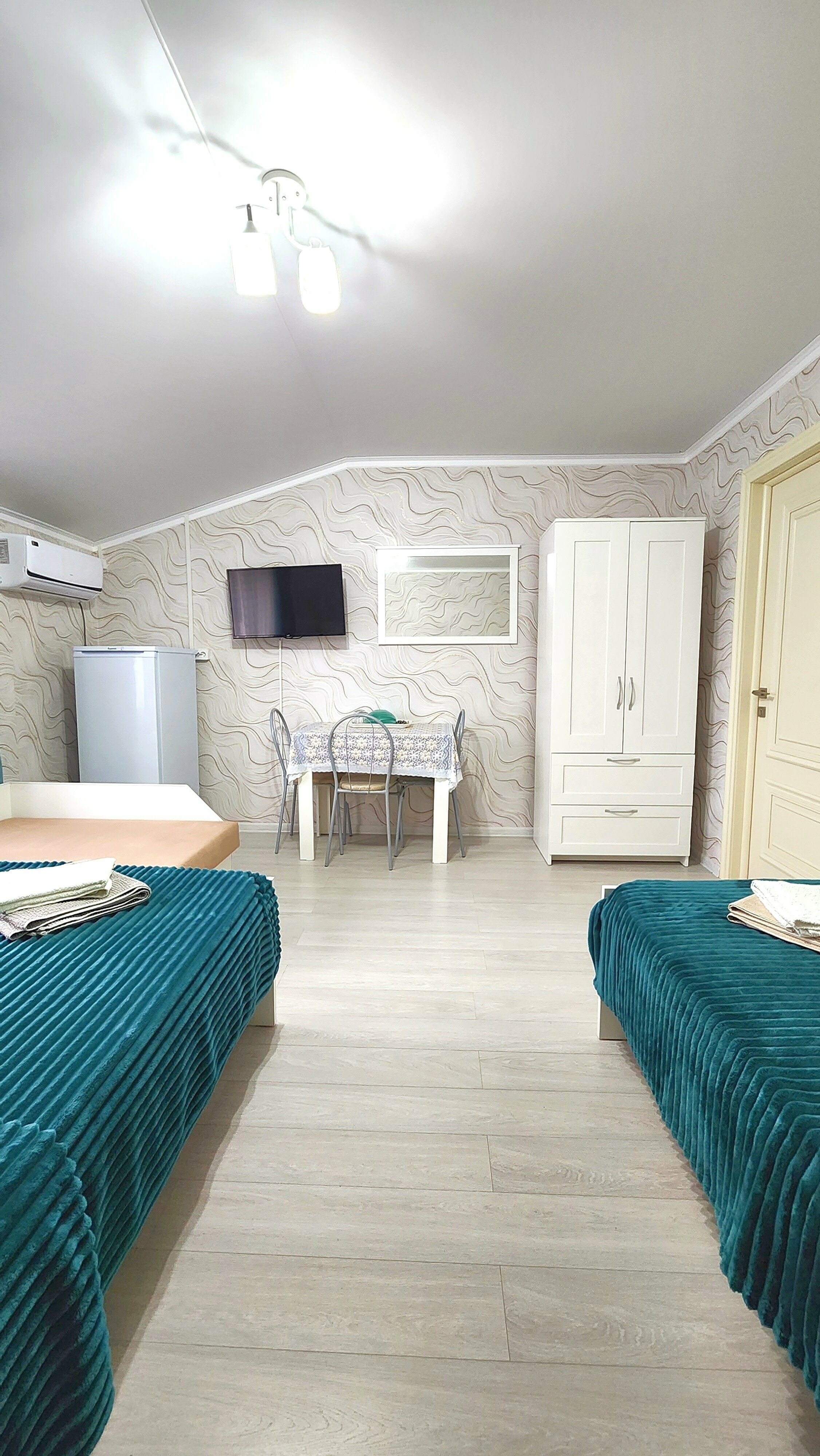 Четырехместный номер эконом-класса с общей ванной комнатой