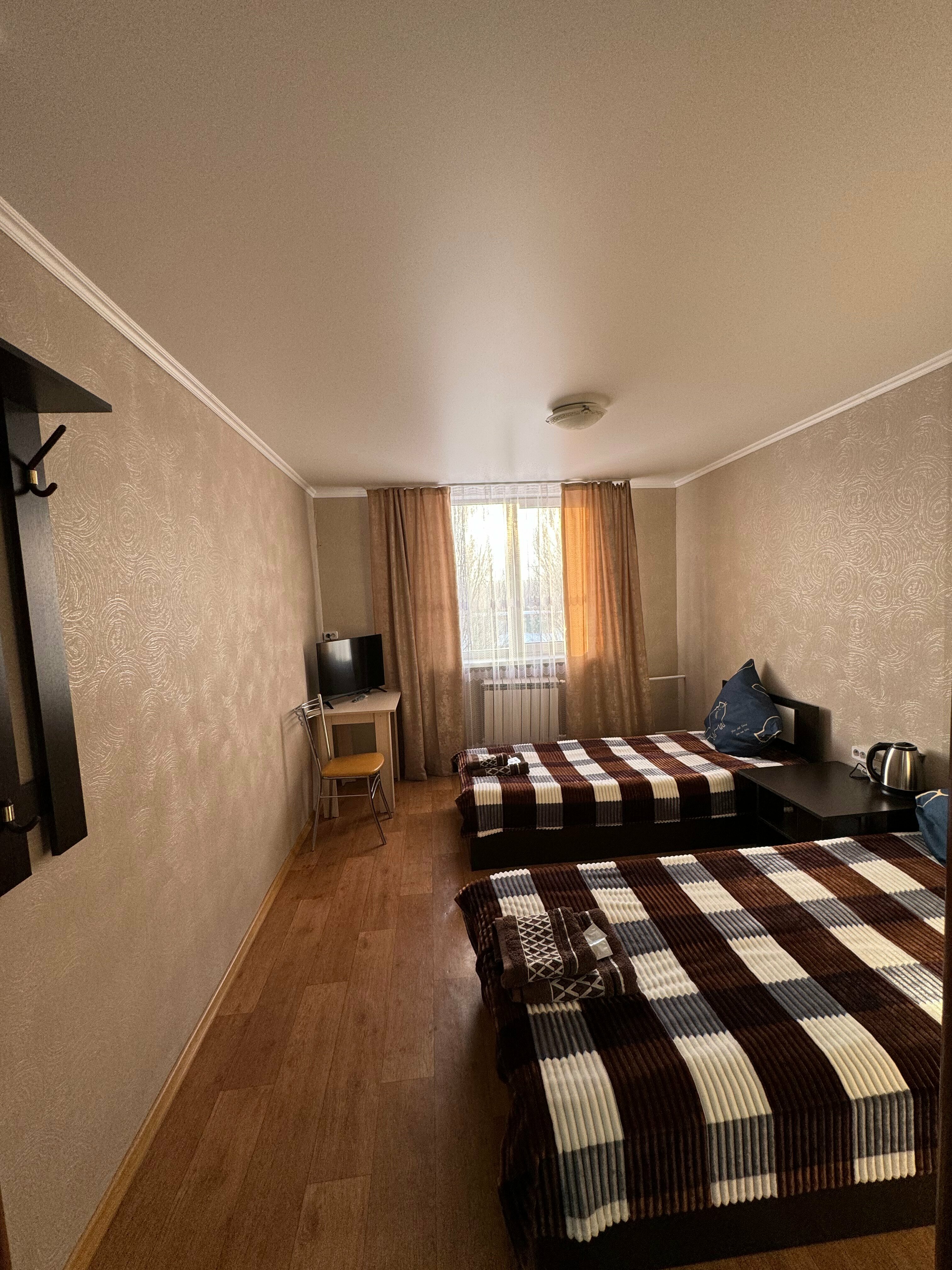 Двухместный номер с 2 отдельными кроватями и общим туалетом