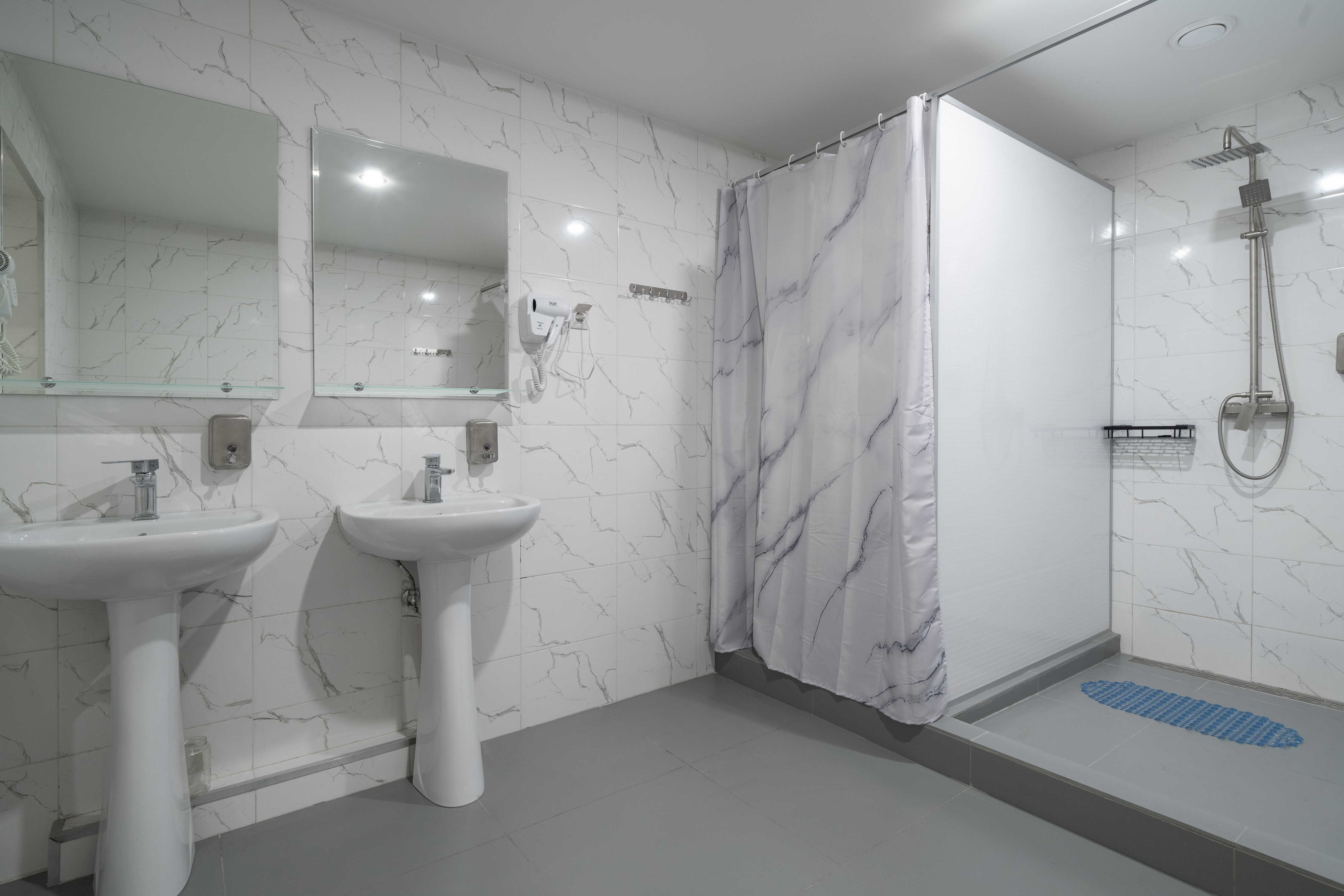 Спальное место на двухъярусной кровати в общем номере для мужчин