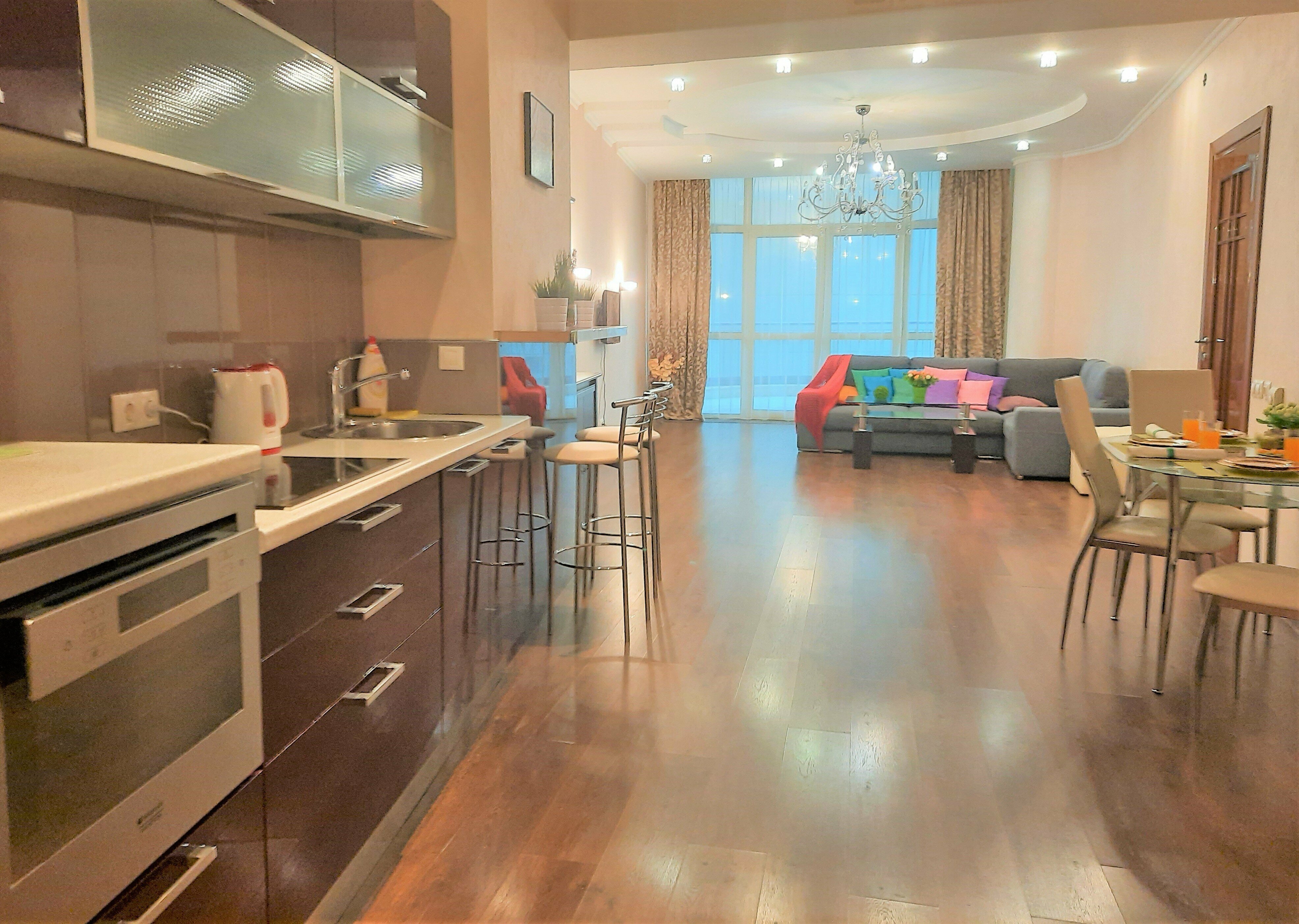 Семейный номер с боковым видом на море