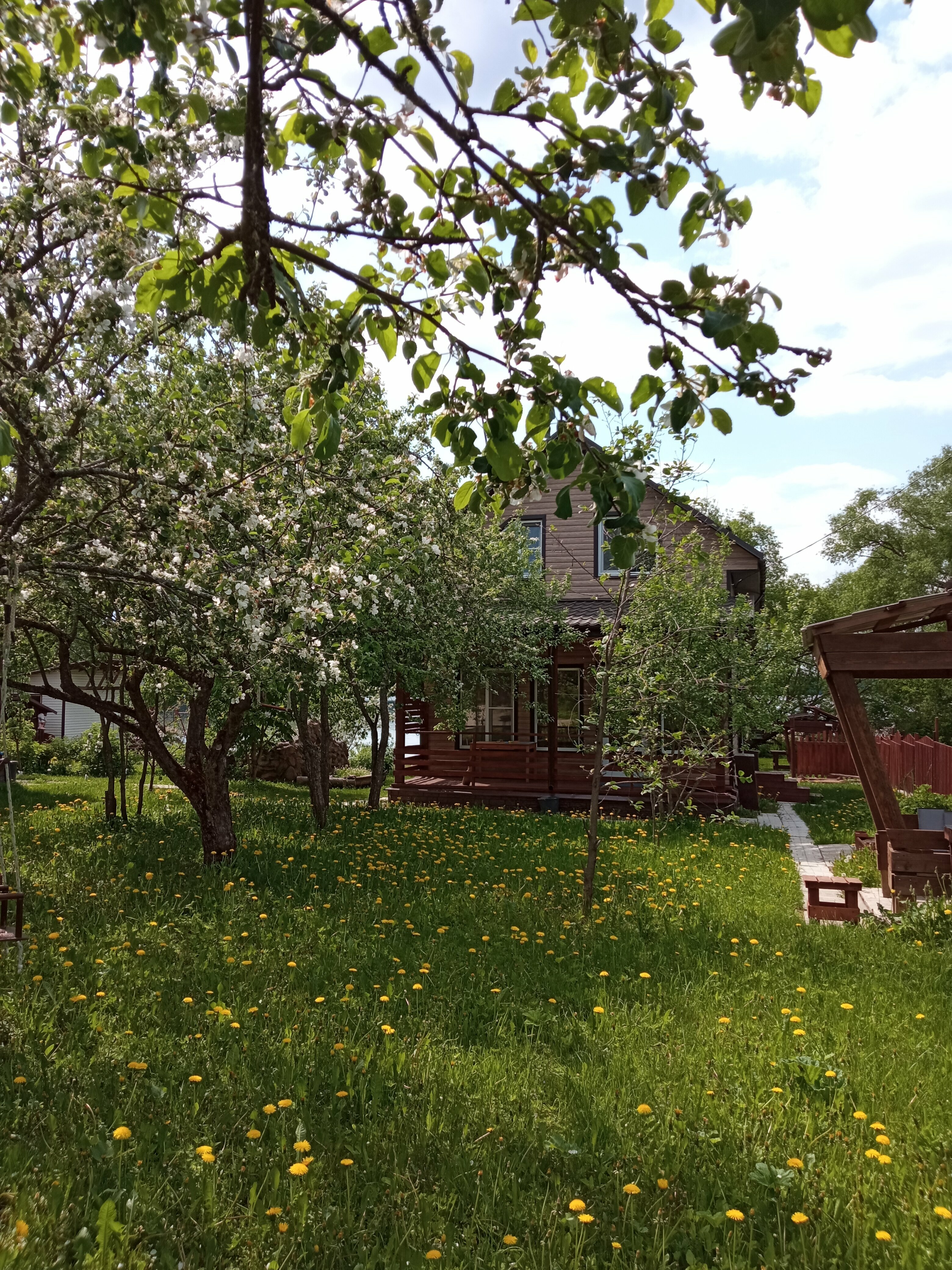 Двухэтажные апартаменты с террасой с видом на сад в "Доме на берегу"