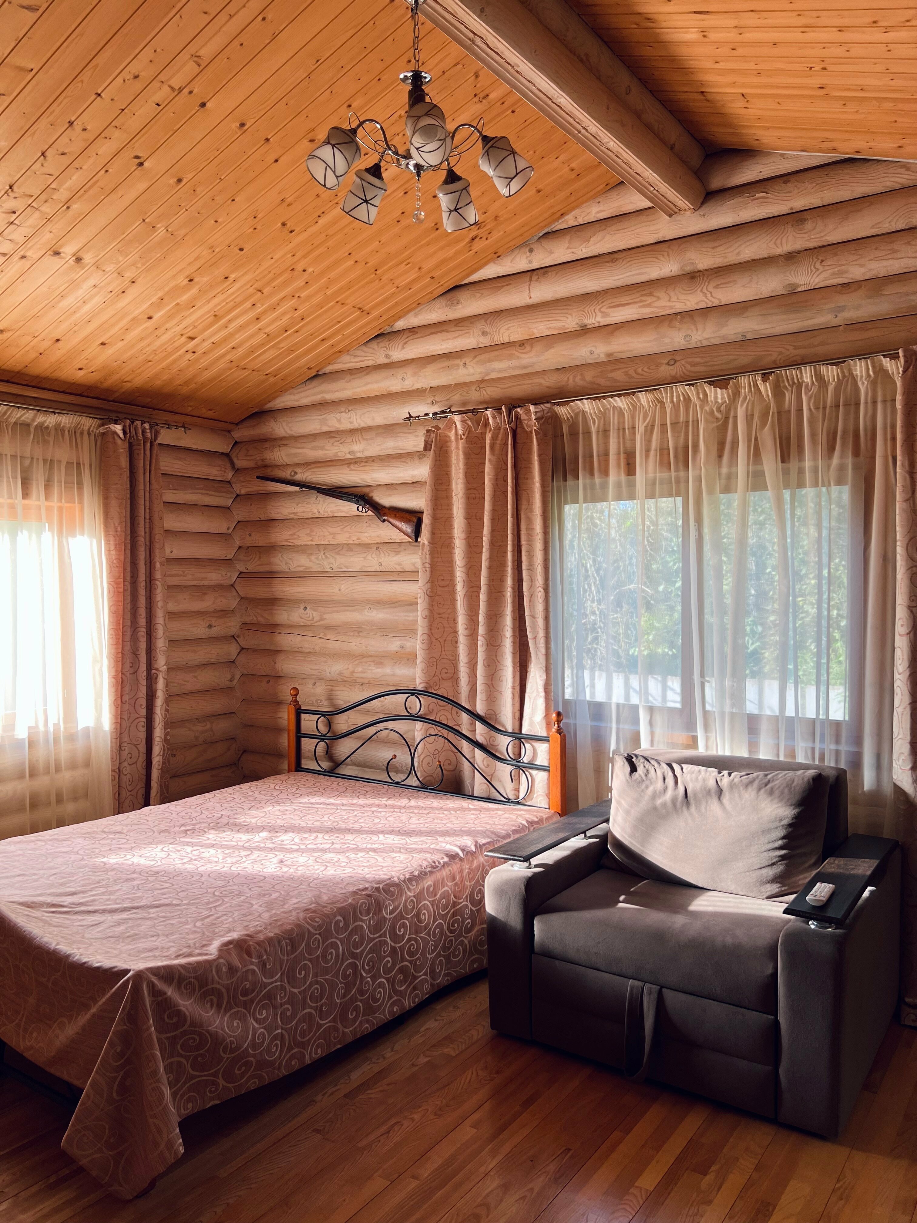 Домик 3 со всеми удобствами, кровать, диван, телевизор, душевая кабина, санузел, баня и кухня на территории 