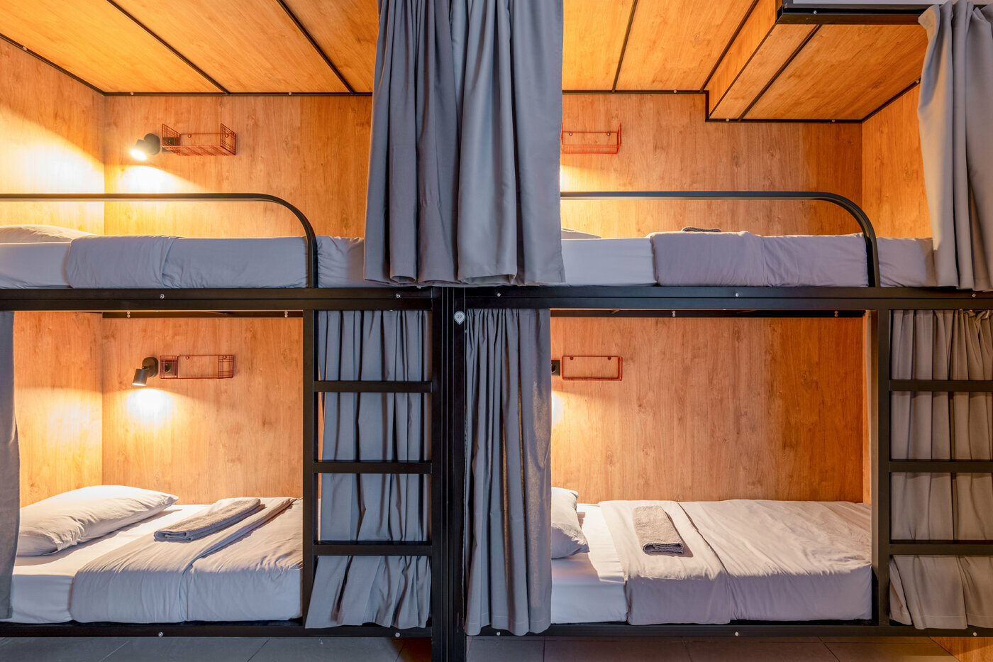 Спальное место на двухъярусной кровати в общем номере для мужчин