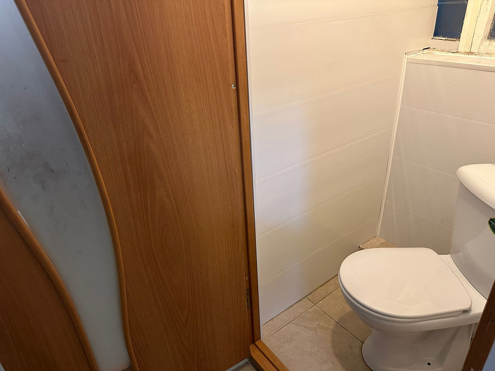 Спальное место на двухъярусной кровати в общем номере для женщин