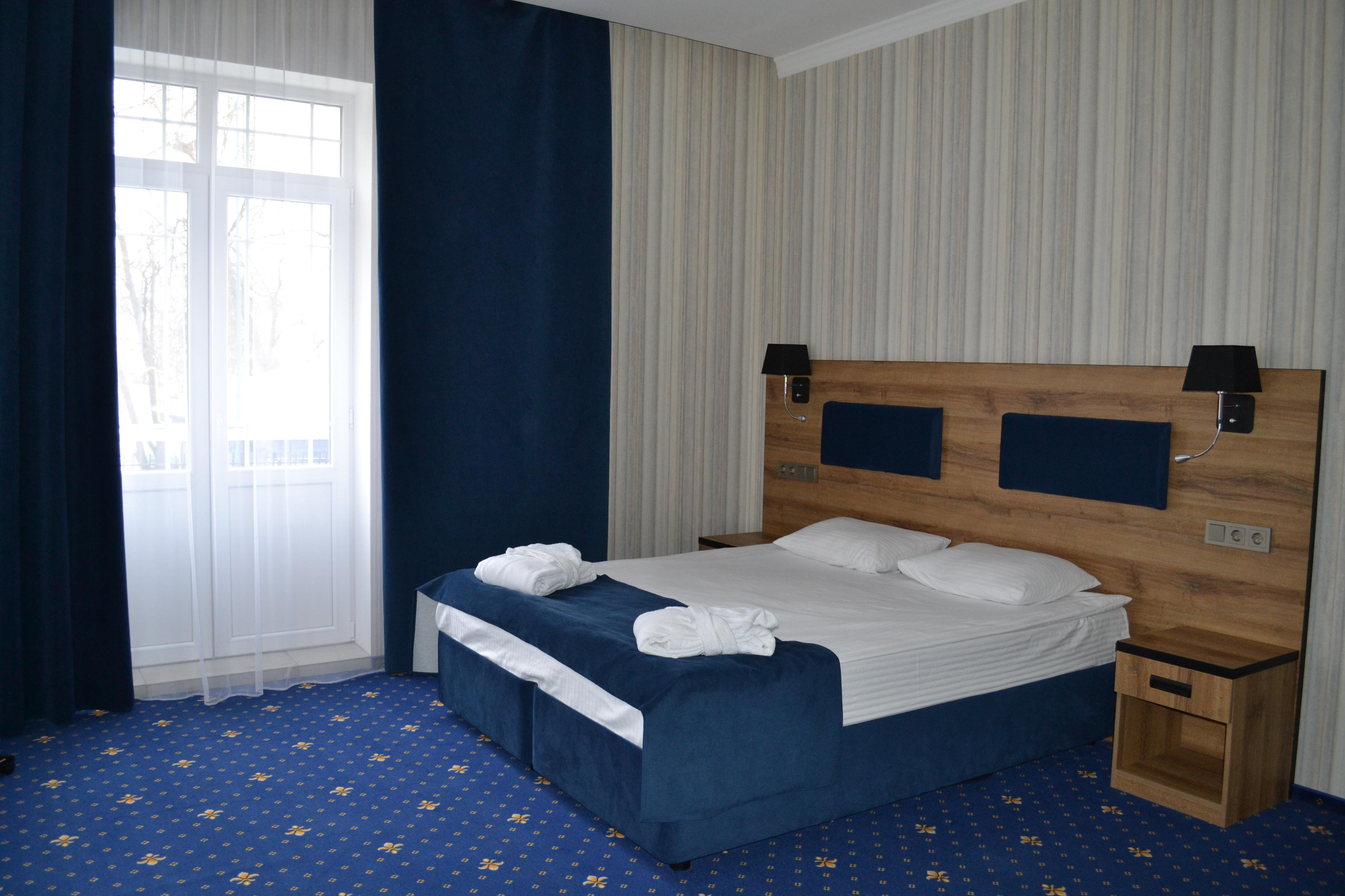 Номер категории “Супериор” с балконом (с двумя раздельными или одной кроватью queen size)