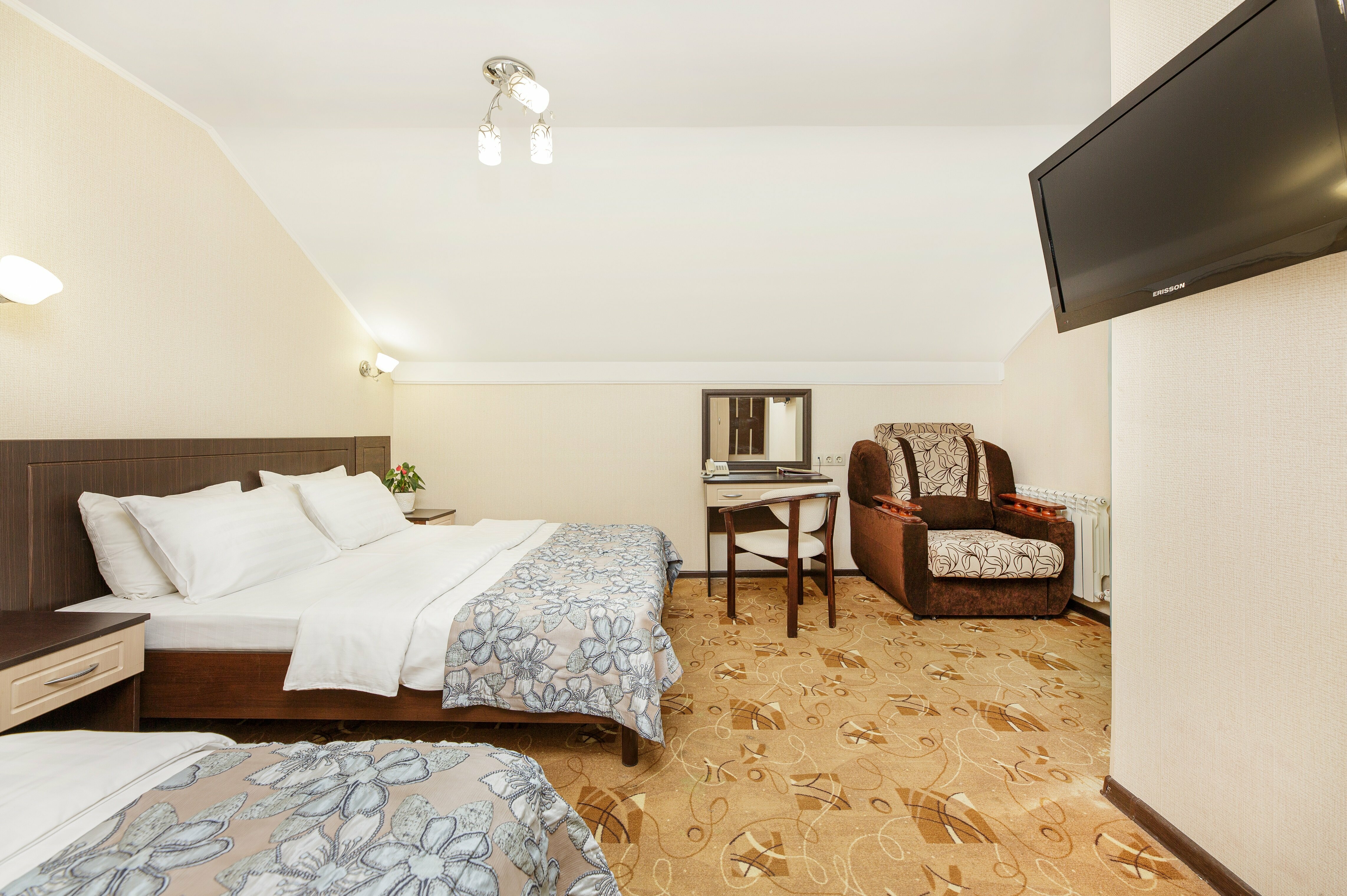 Трехместный мансардный номер на 5-ом этаже в корпусе без лифта (внешняя винтовая лестница)