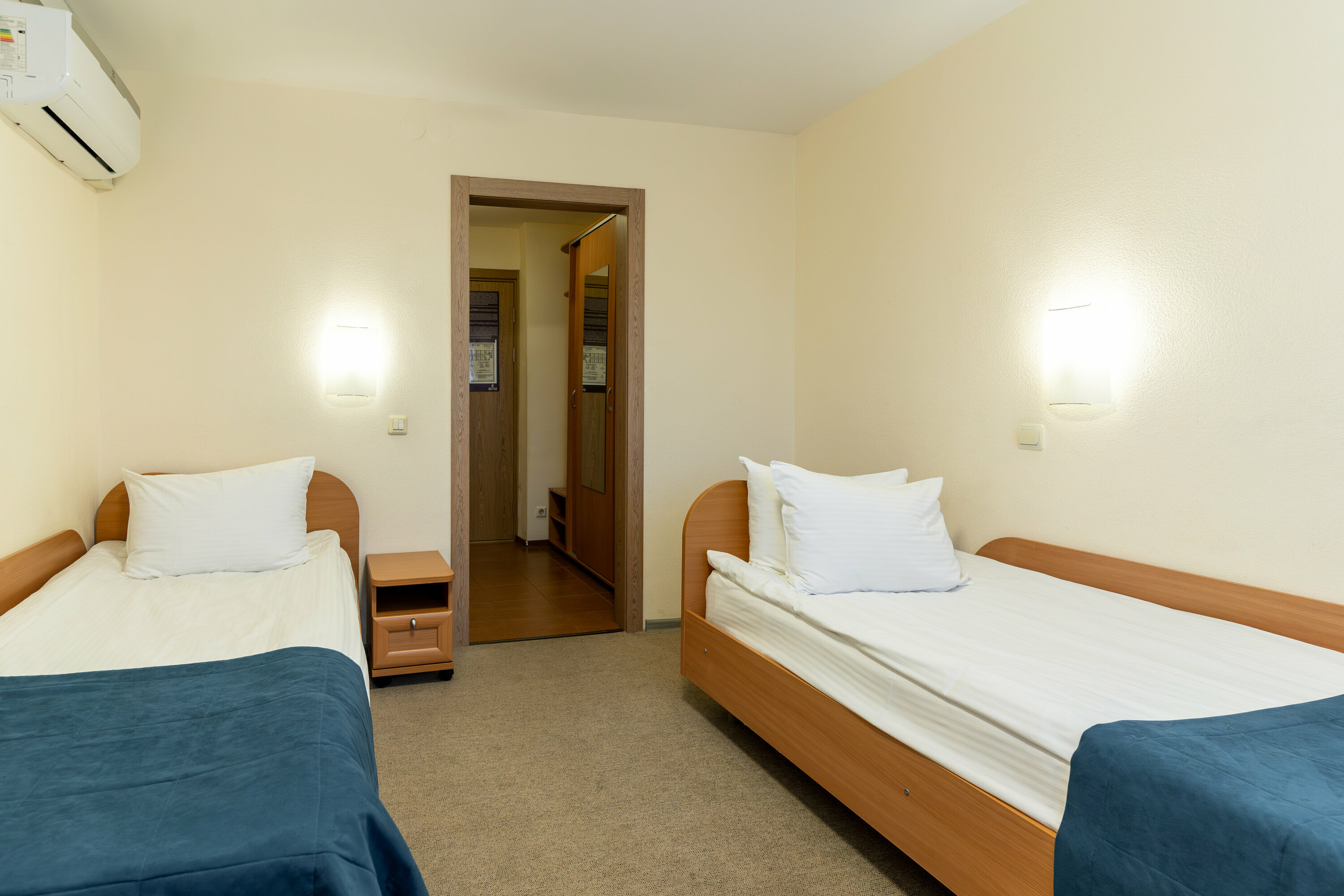 Стандартный двухместный номер с 2 отдельными кроватями и общей ванной комнатой