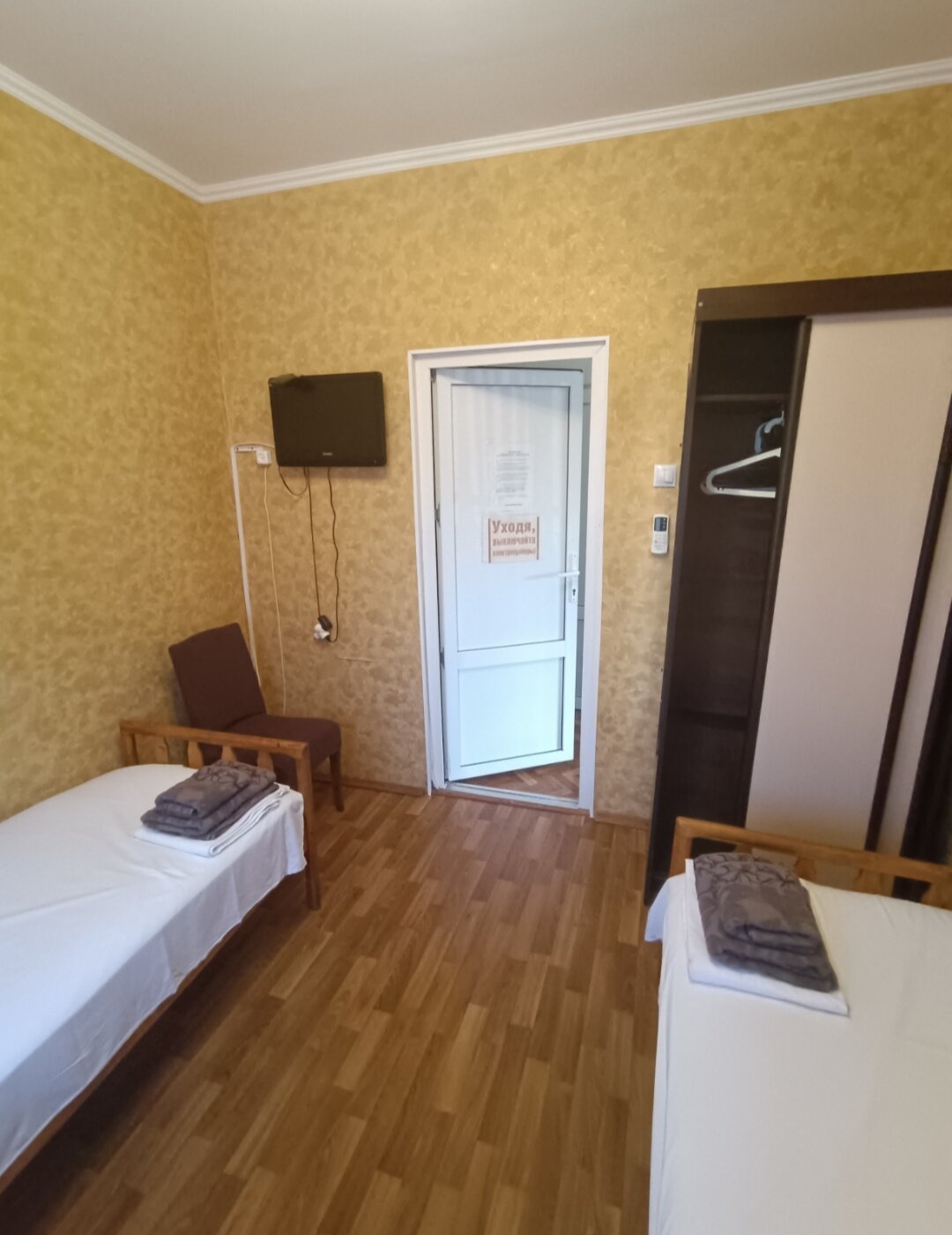 Двухместный номер с 2 отдельными кроватями и общей ванной комнатой