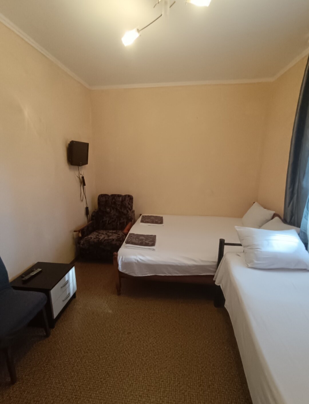 Трехместный номер с общей ванной комнатой