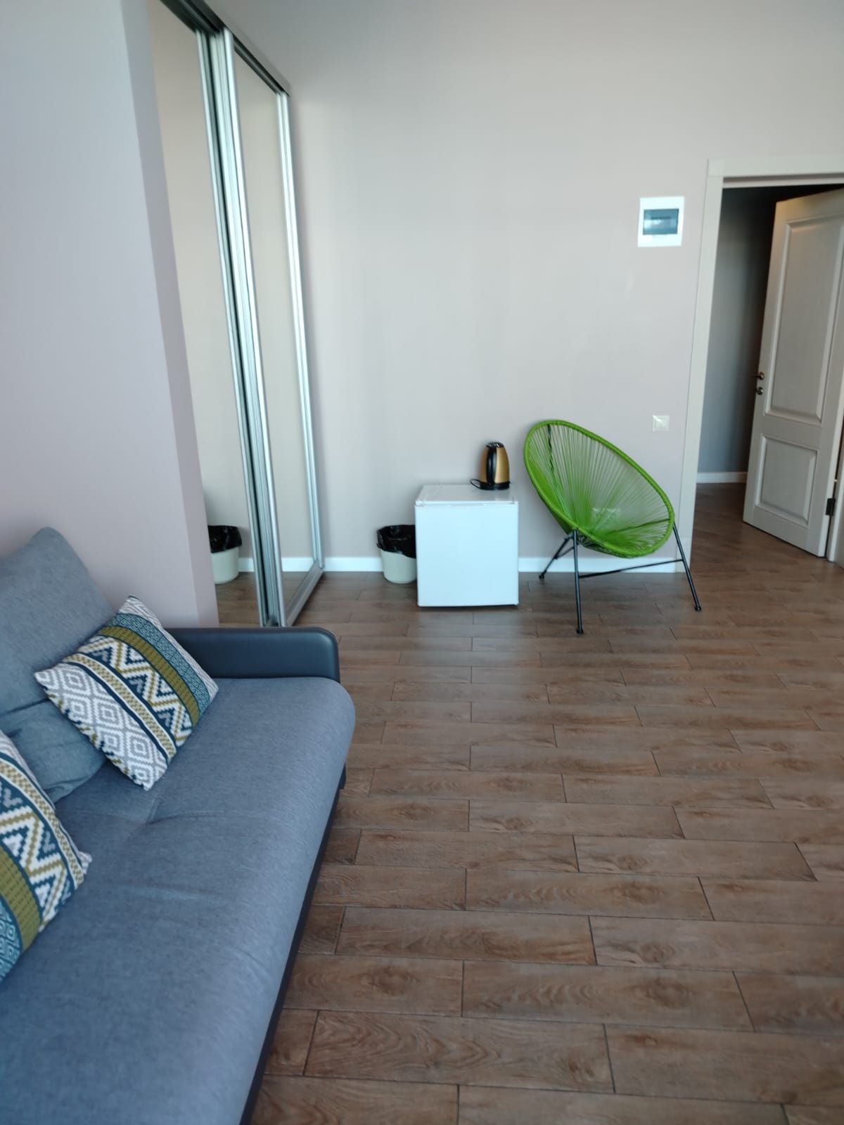 Семейный номер с двухспальной кроватью и диваном