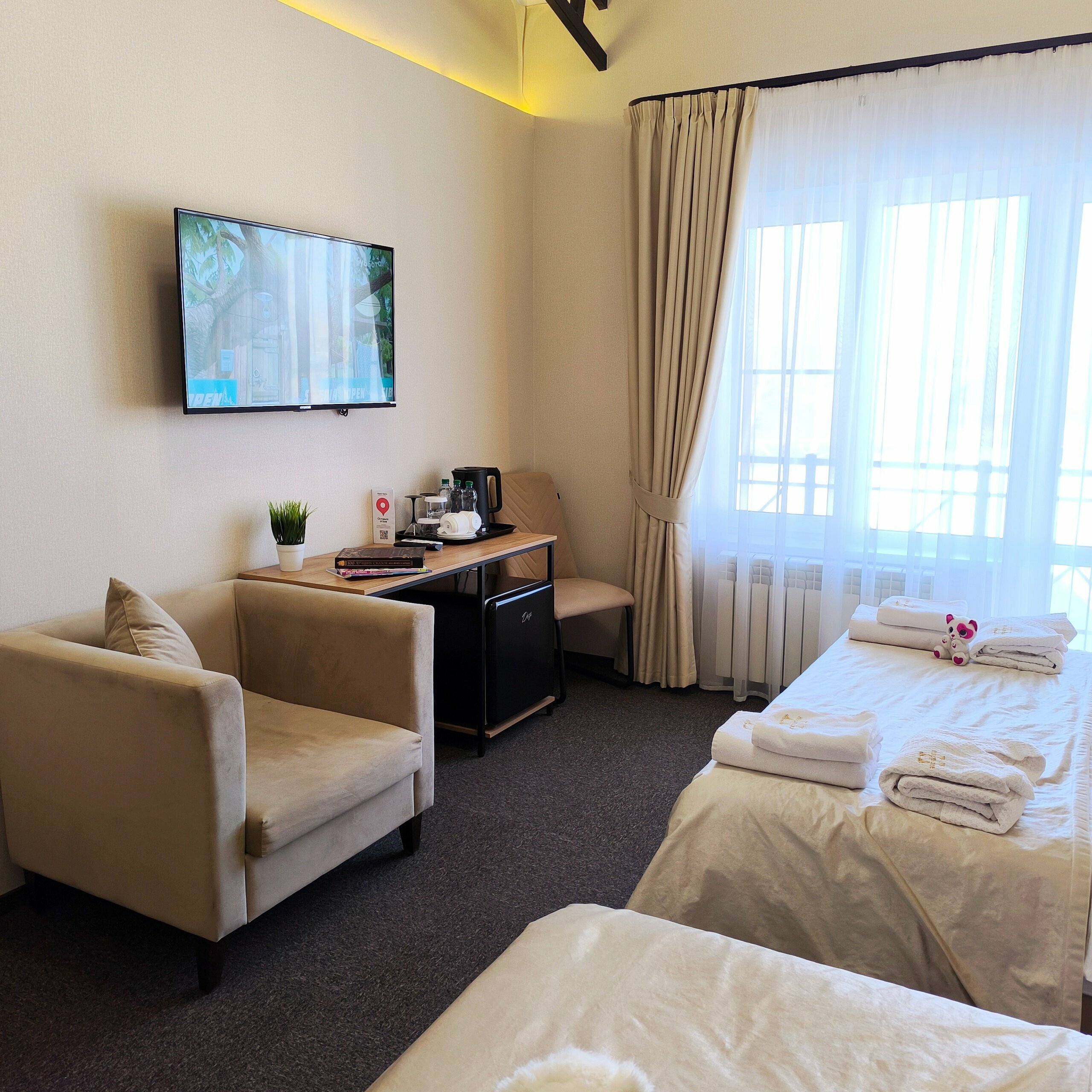 Трехместный номер с видом на озеро