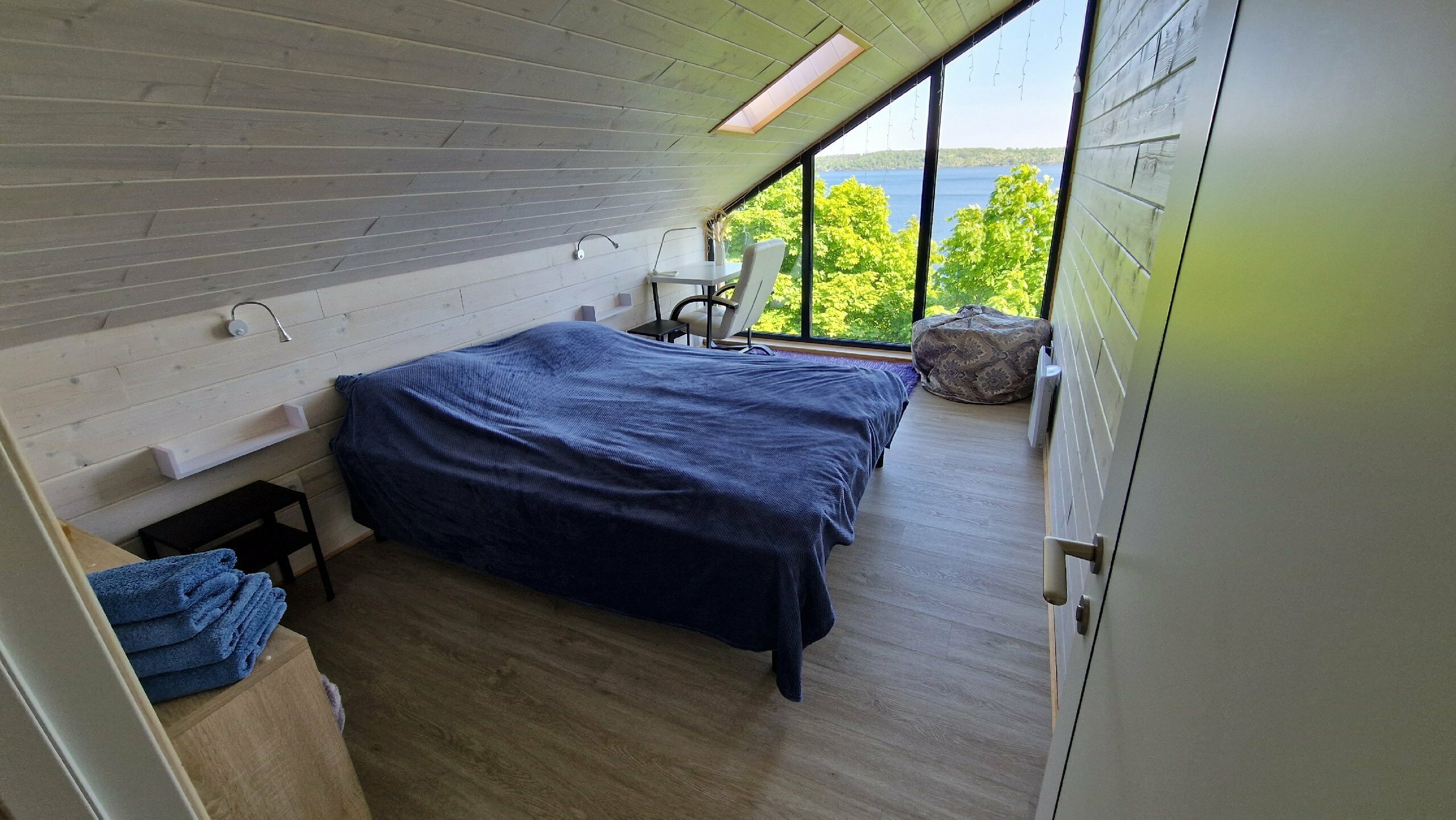 Коттедж "Маврикий" с сауной и видом на озеро