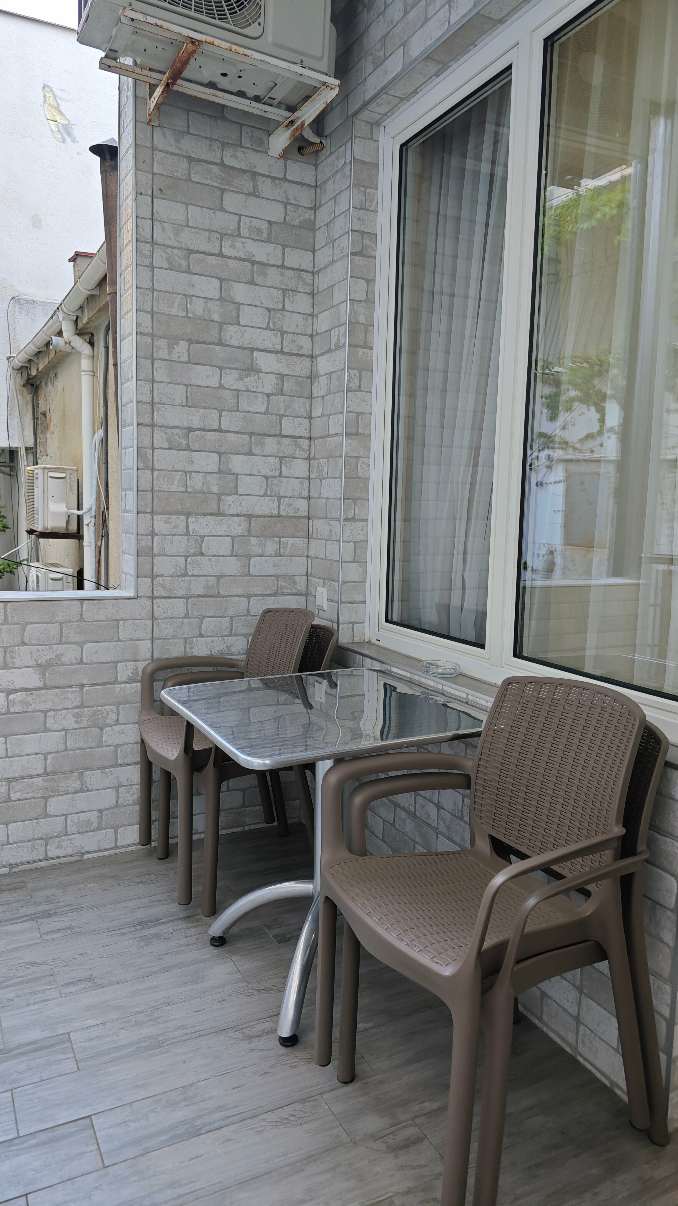 Четырехместный номер с видом на тихую улицу