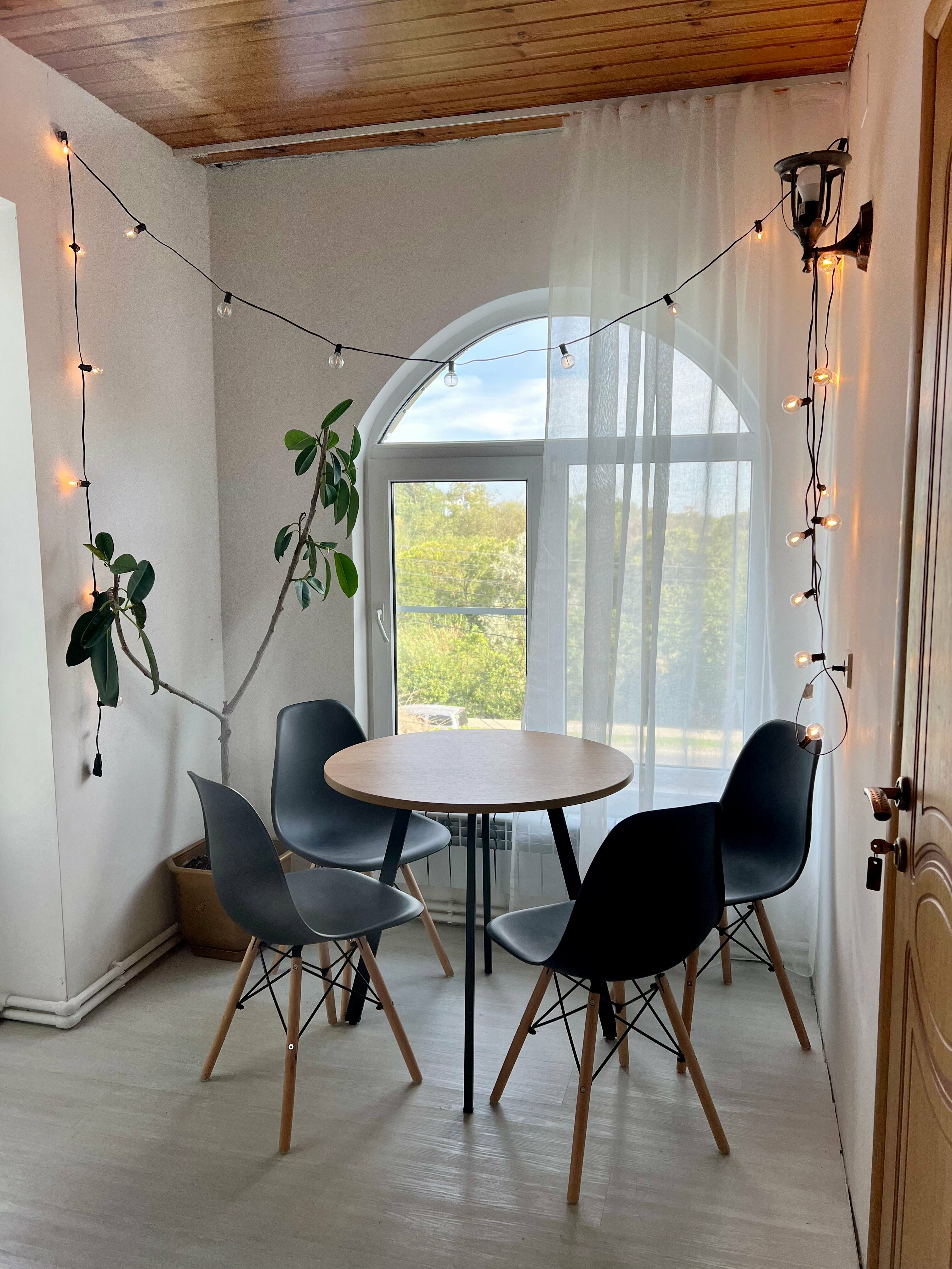 Трехместный номер эконом-класса с общей ванной комнатой